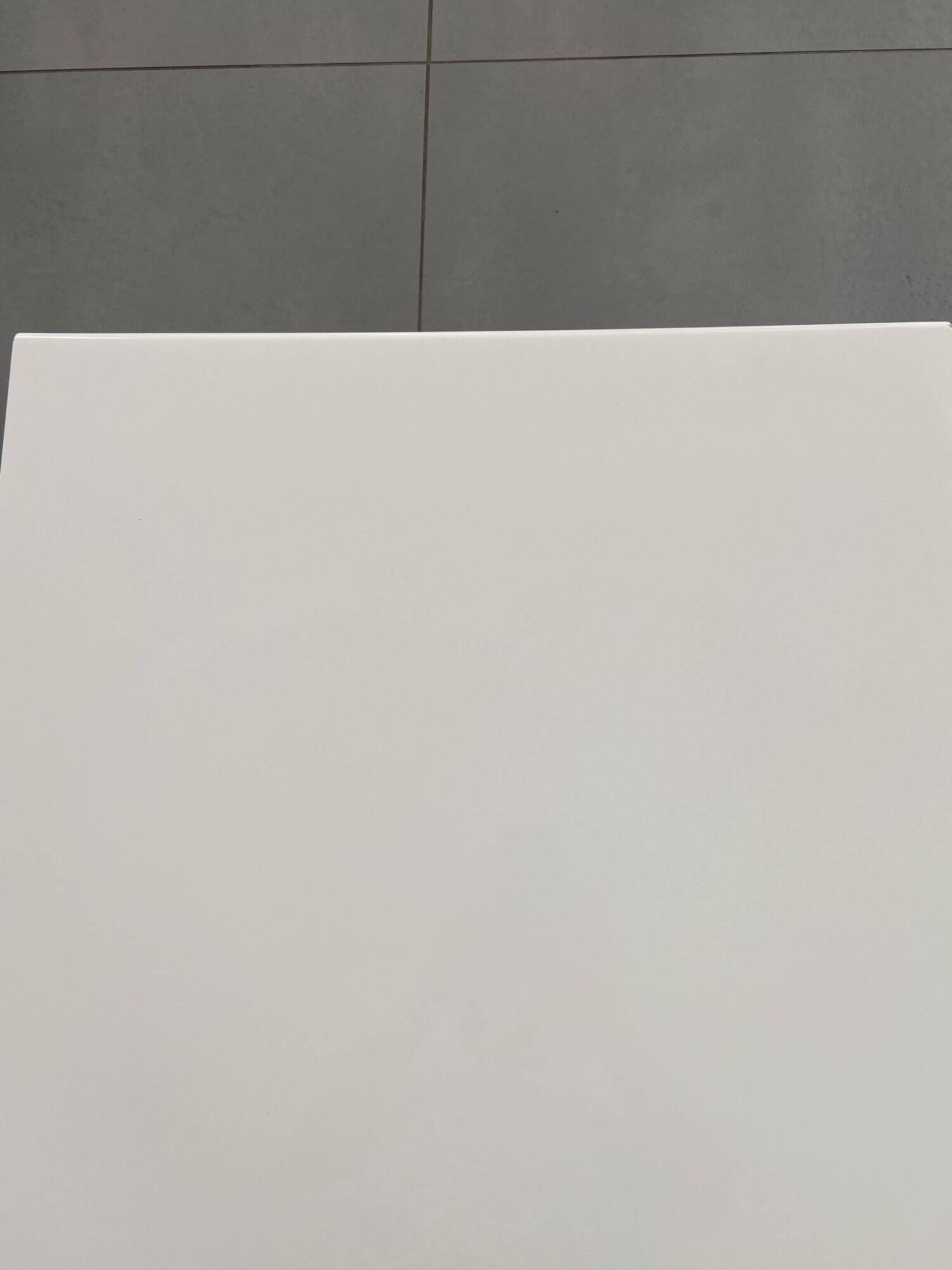 Table basse en laque blanche
