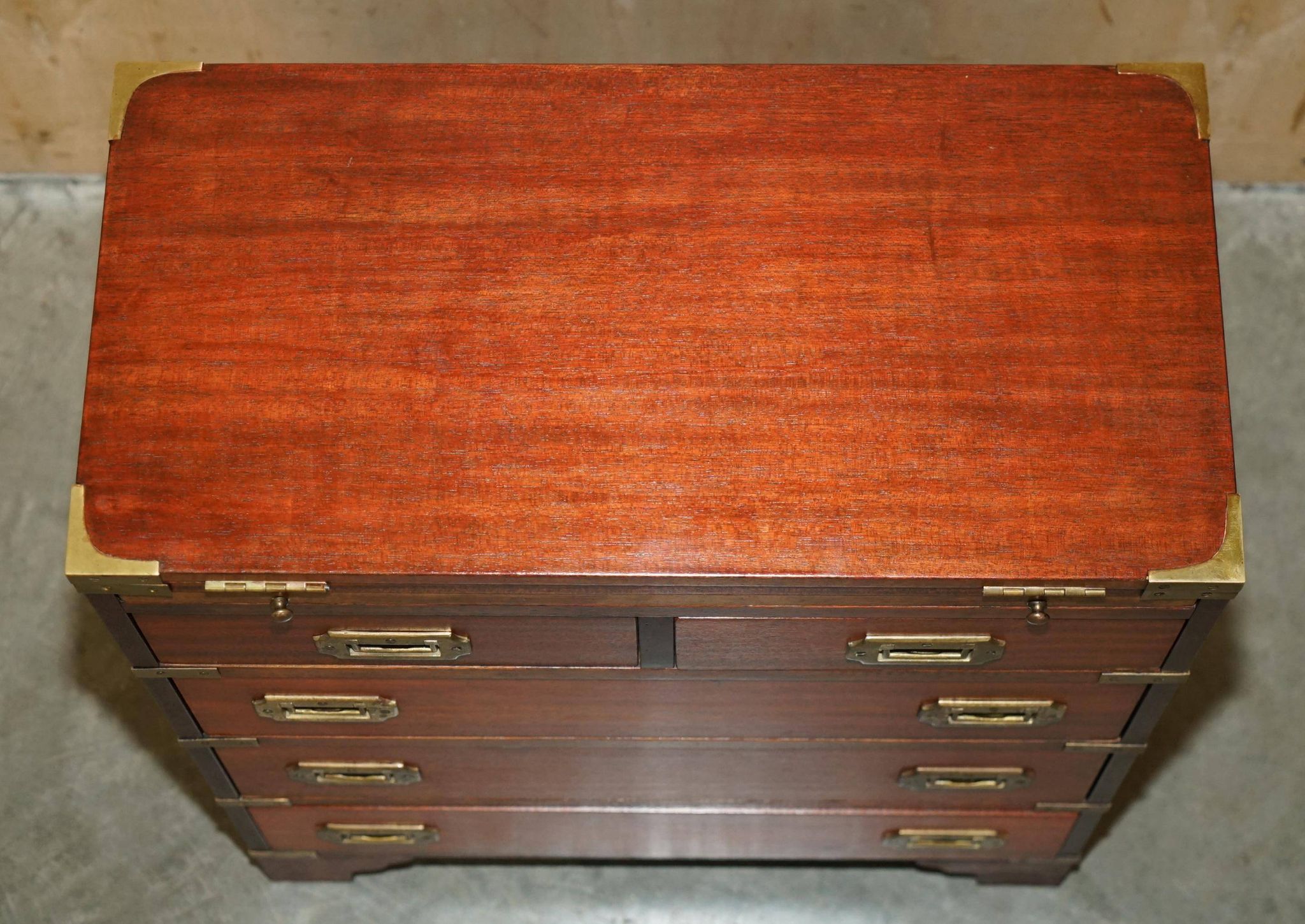 Commode militaire vintage avec plateau coulissant et dessus extensible