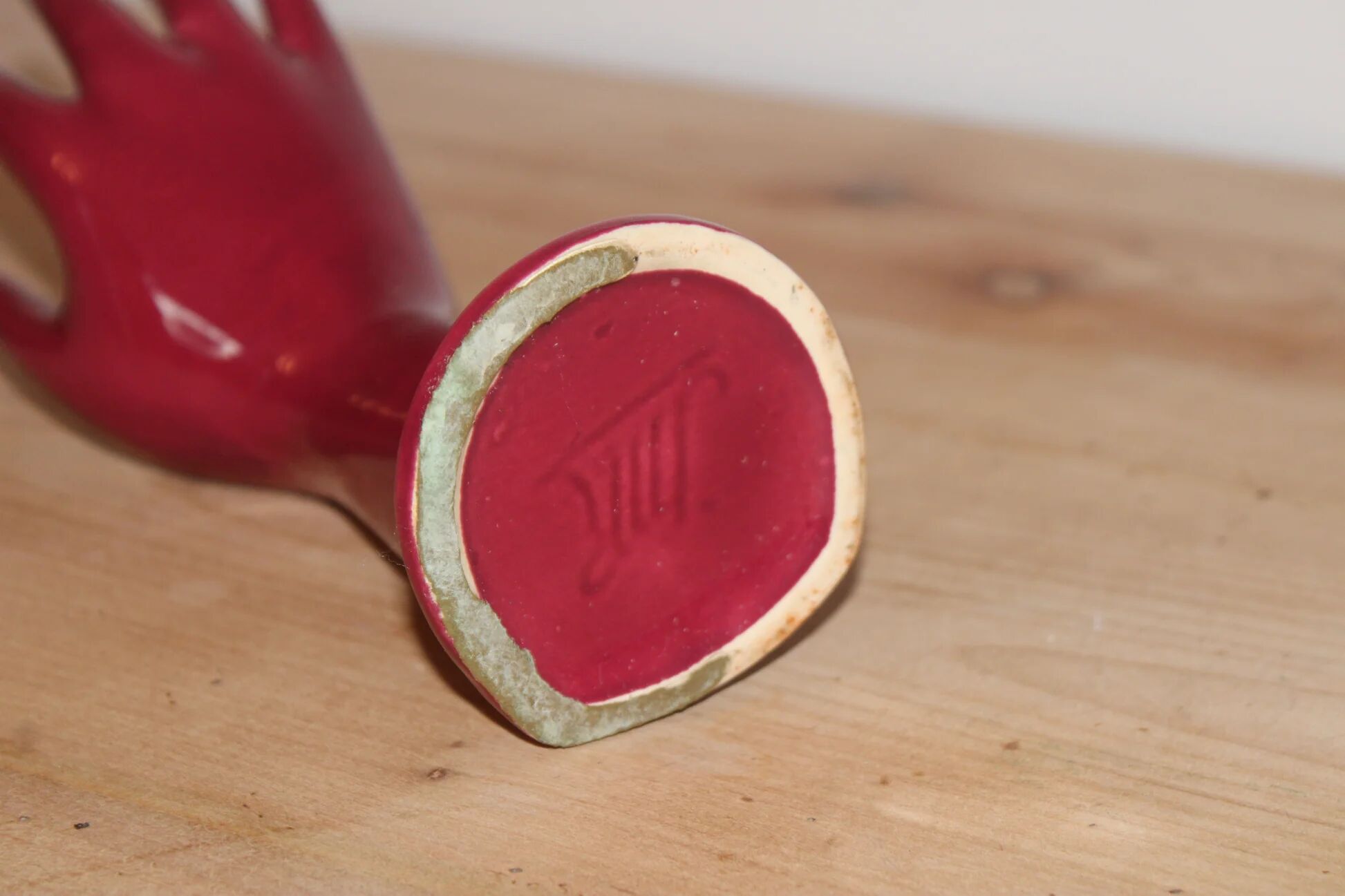Main soliflore vintage en céramique rouge framboise