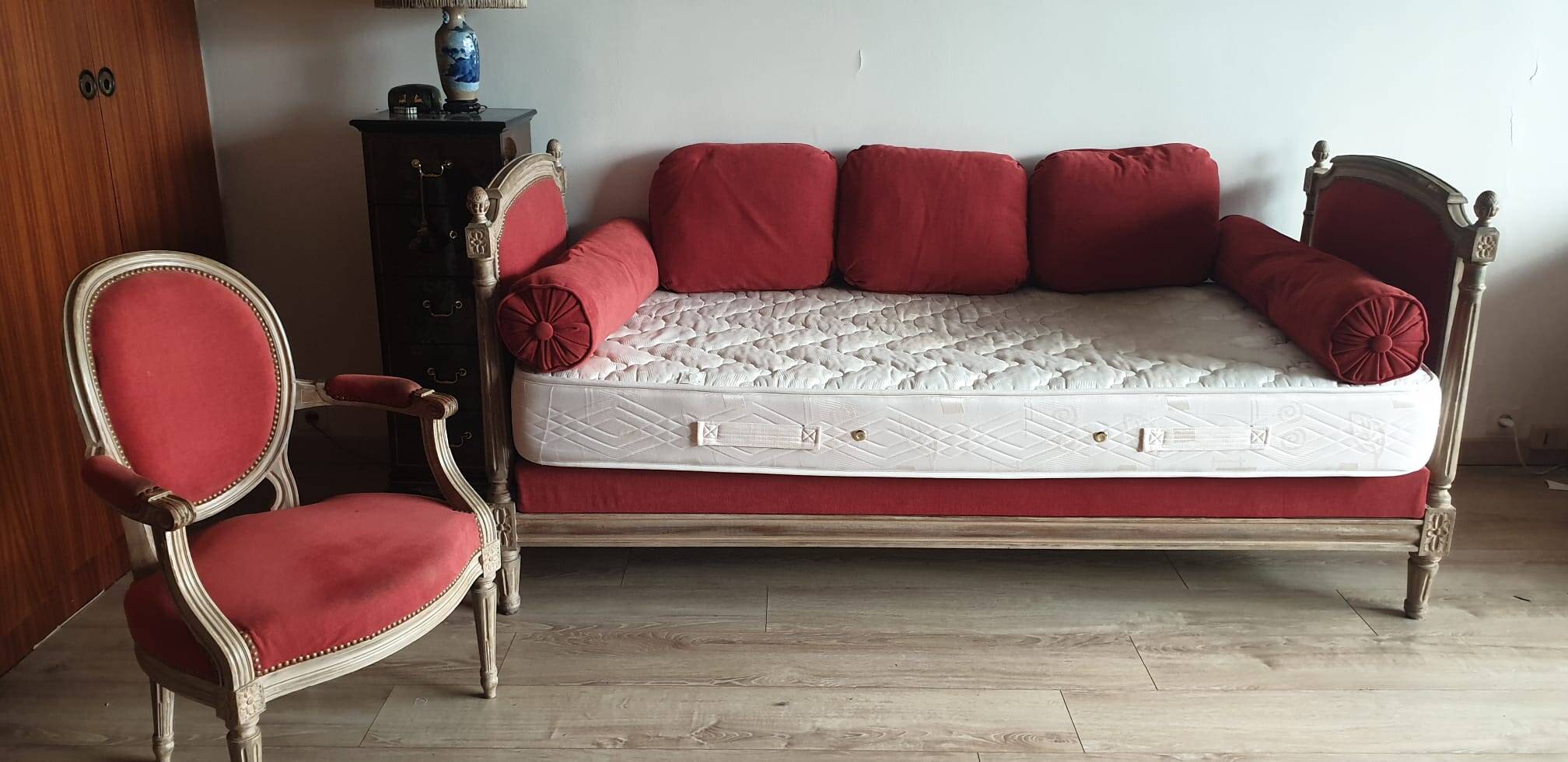 Ensemble banquette de style Louis XVI et fauteuil assorti
