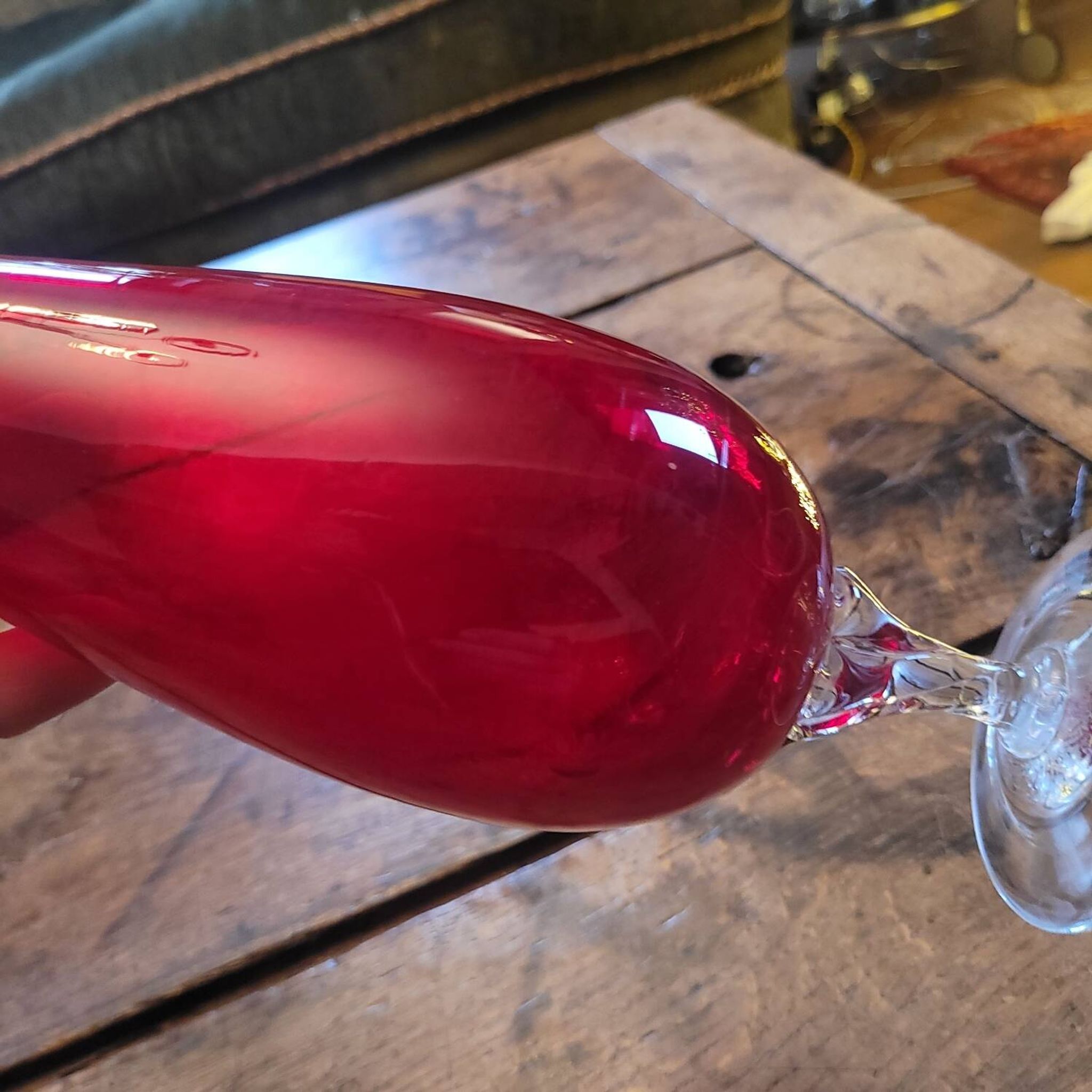Vase soliflore en verre rouge rubis sur pied - Verrerie d'art années 1