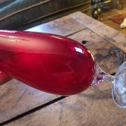 Vase soliflore en verre rouge rubis sur pied - Verrerie d'art années 1