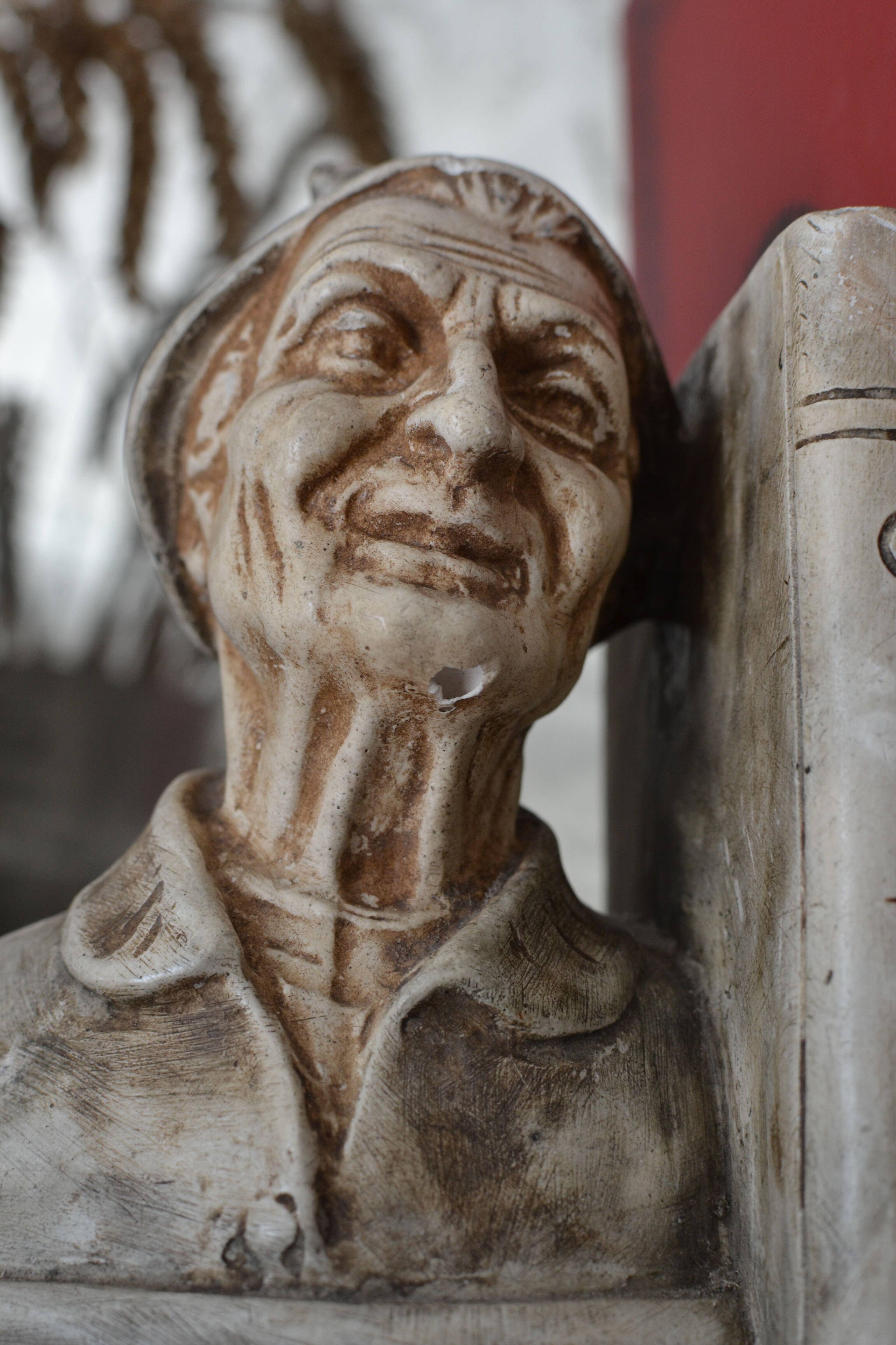 Book-clamps couple of realistic old men in plaster