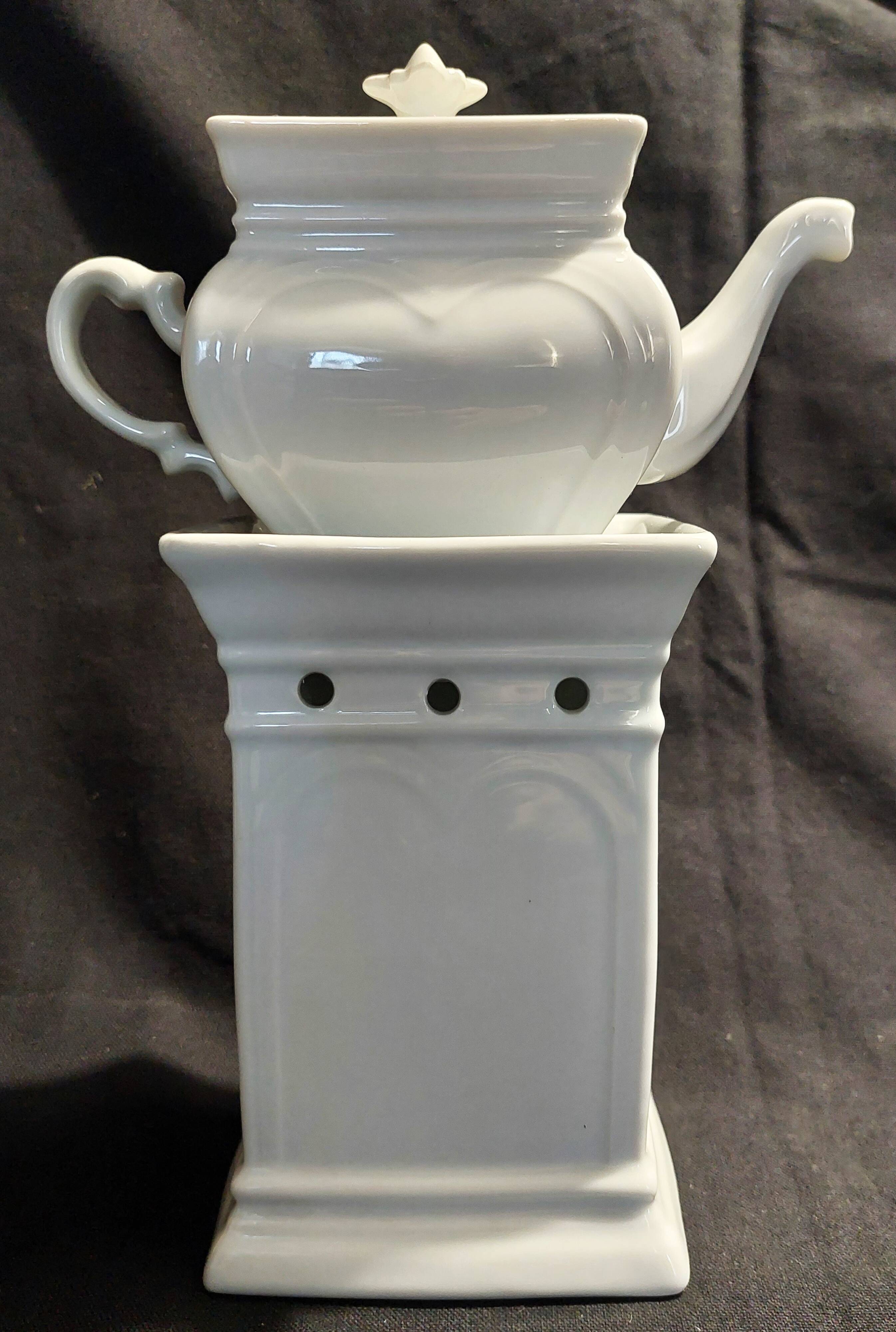 Complete Paris white porcelain teapot
