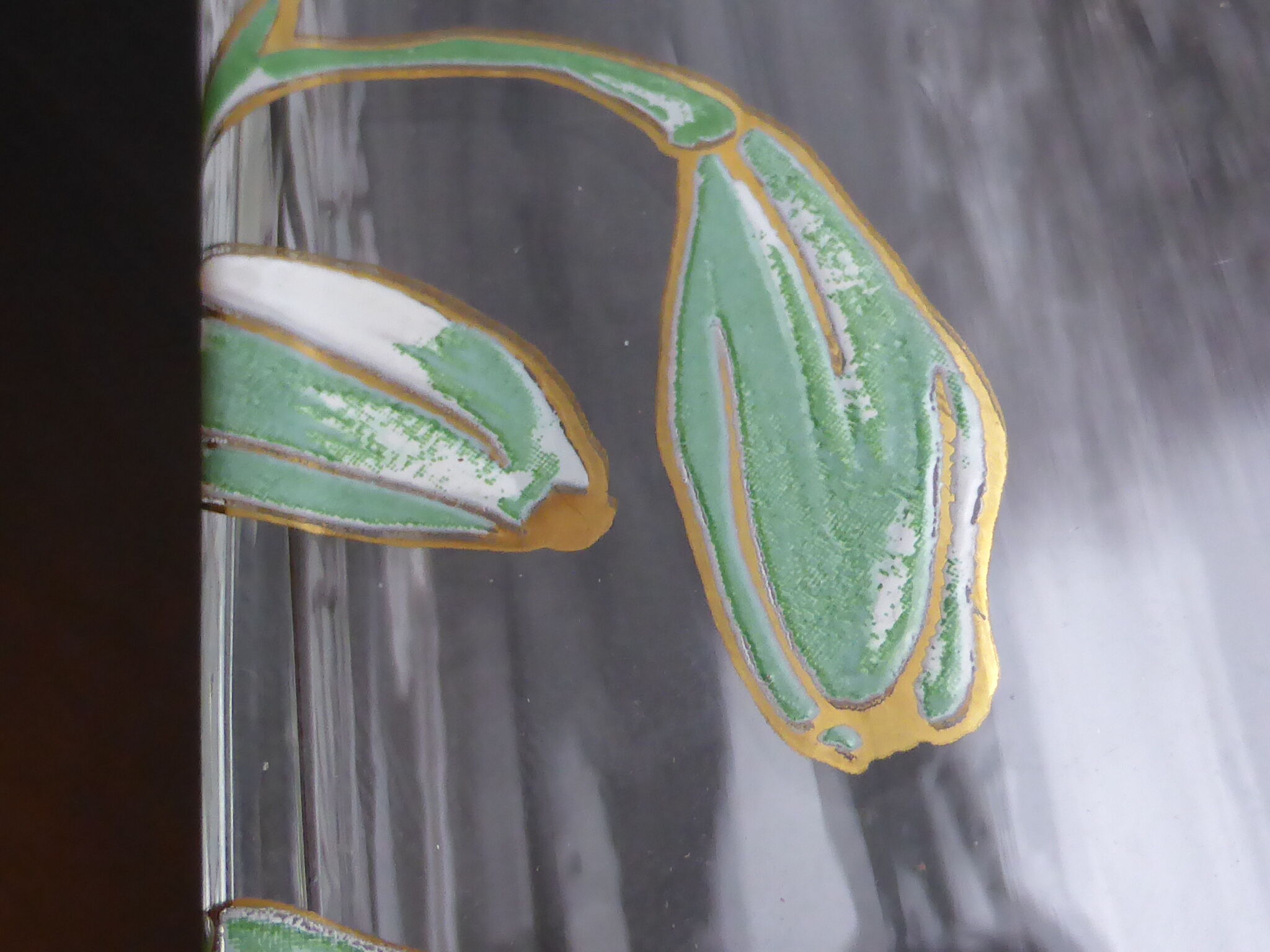 Paire de vases anciens en verre émaillé à décor d'iris