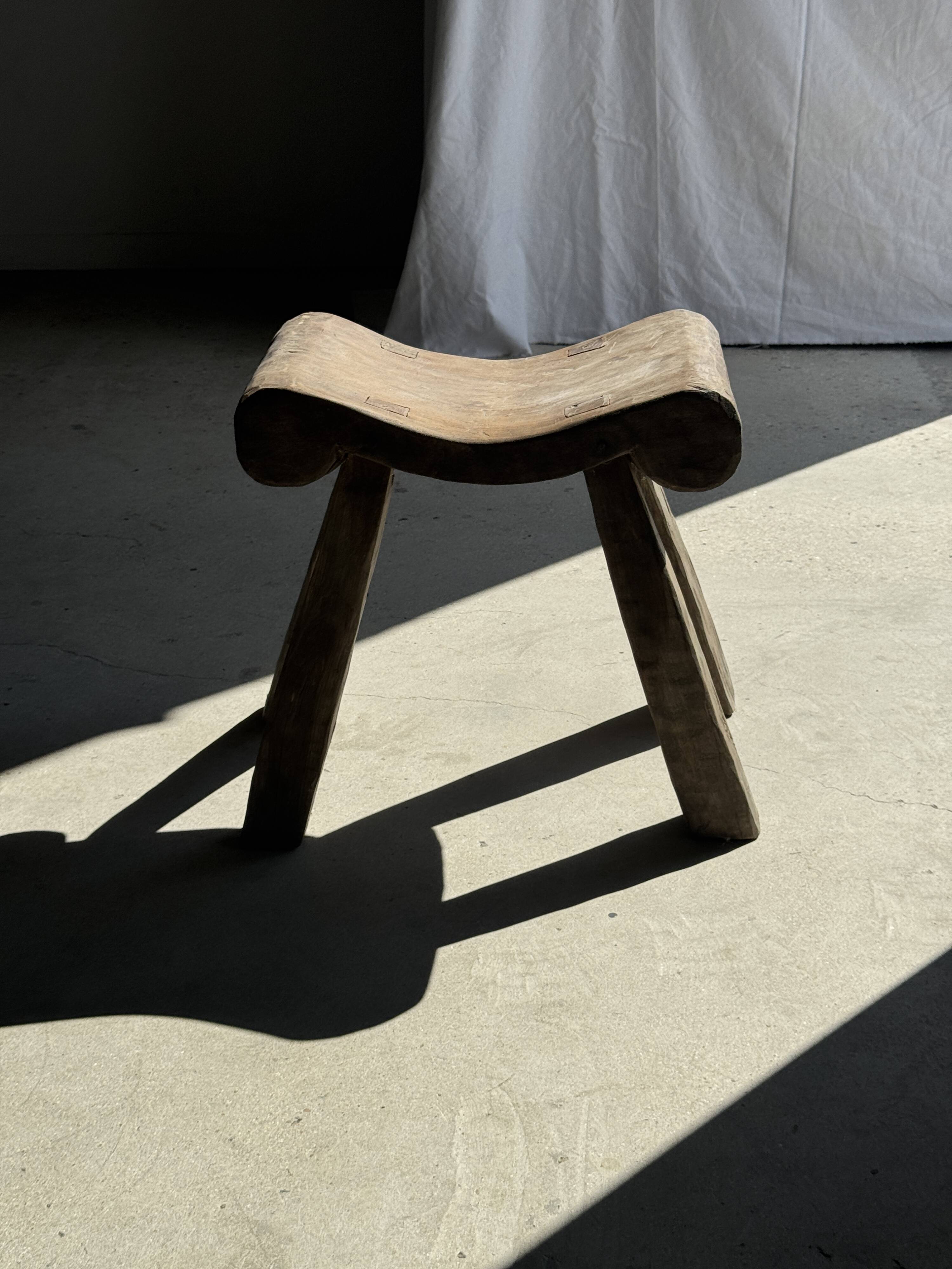 Four-legged stool in antique teak from Indonesia H 50 L 52