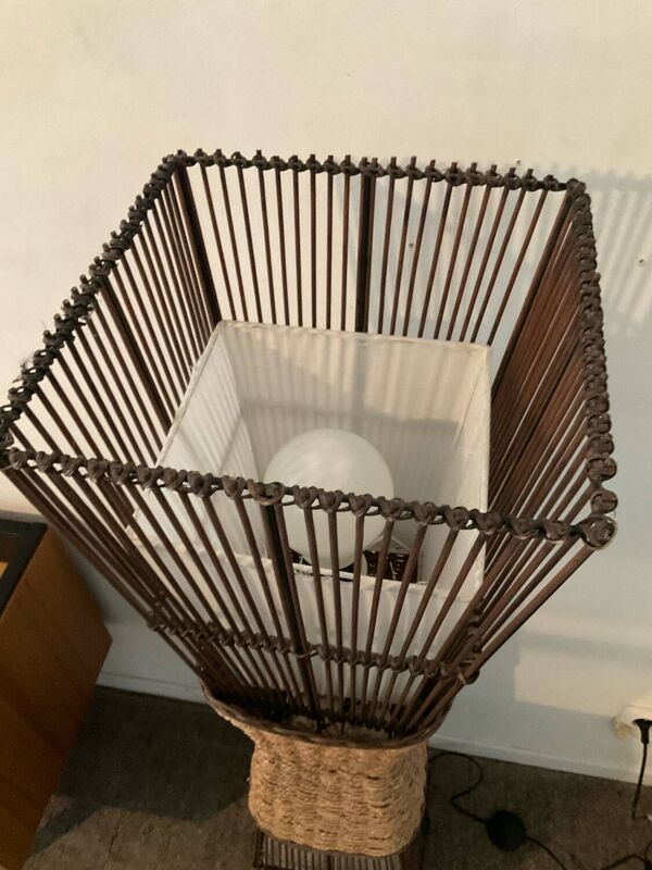 Lampadaire vintage en rotin et raphia