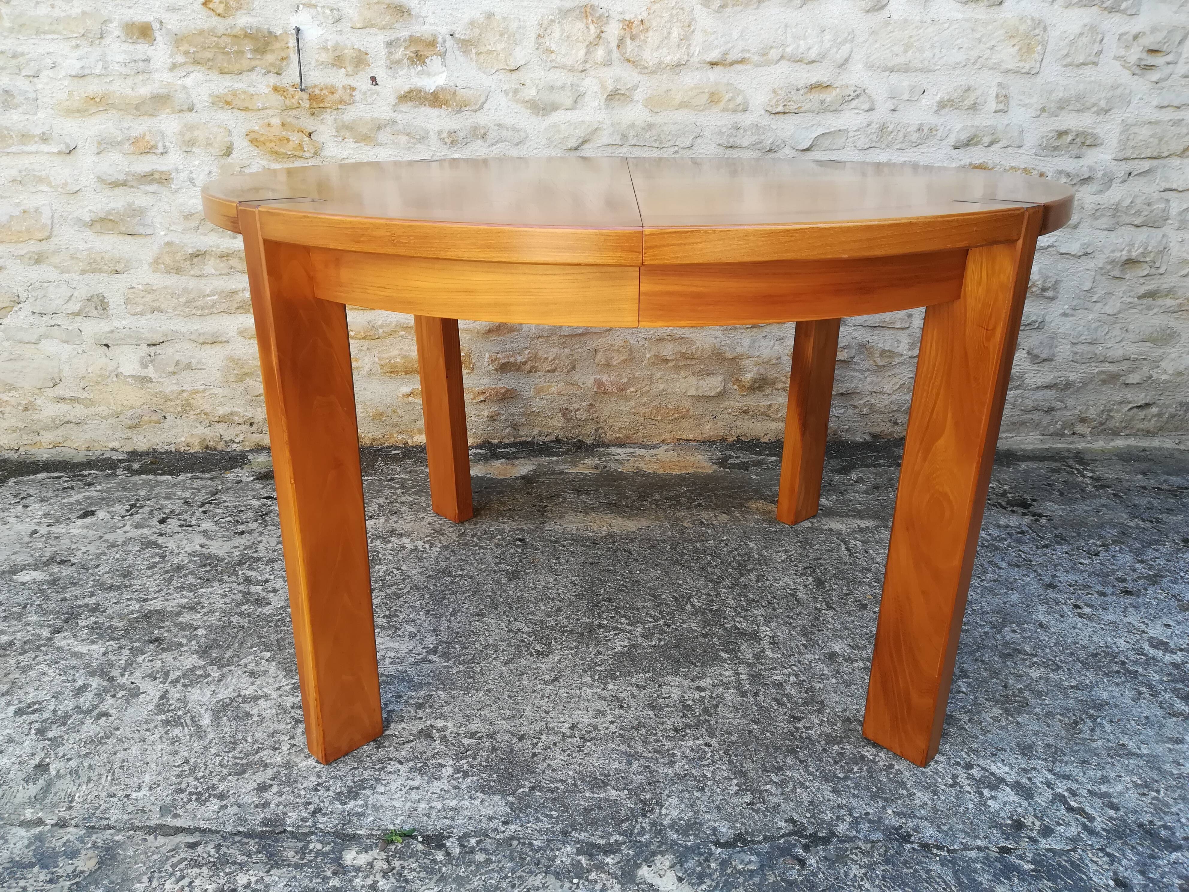 House Regain elm table with two extensions