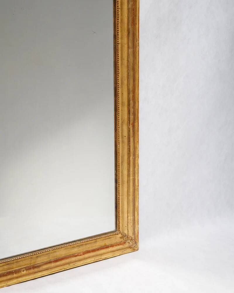 Louis-Philippe mirror from the 19th century with vase and crown of flowers.