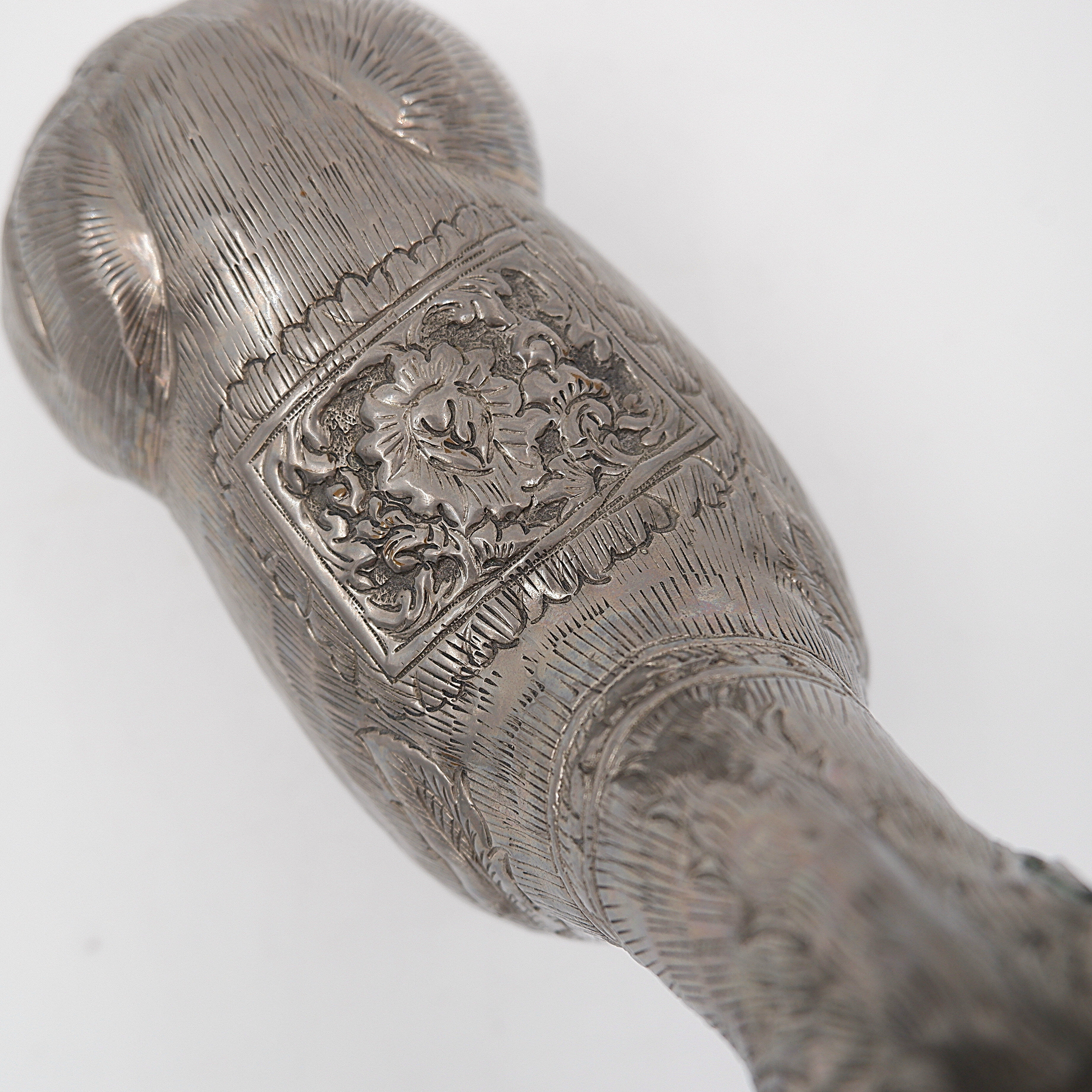 Boîte à bétel ancienne en métal argenté - Cambodge, première moitié du 20ème siècle