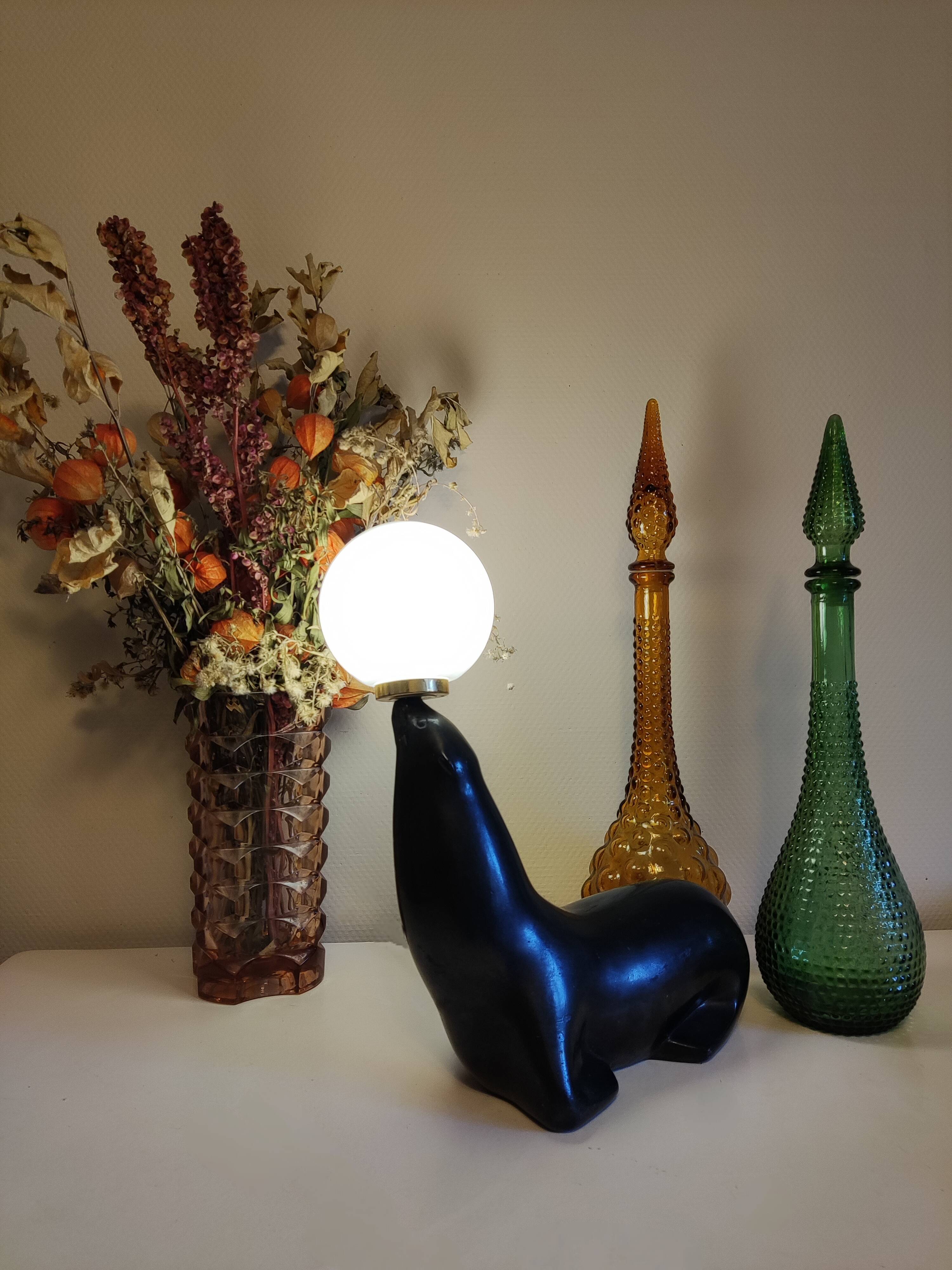 Lampe otarie noire irisée bleue en terre cuite