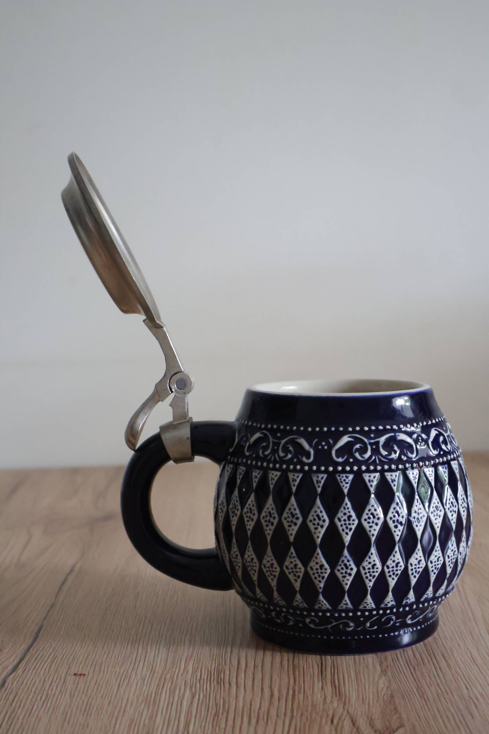Beer mug with tin lid