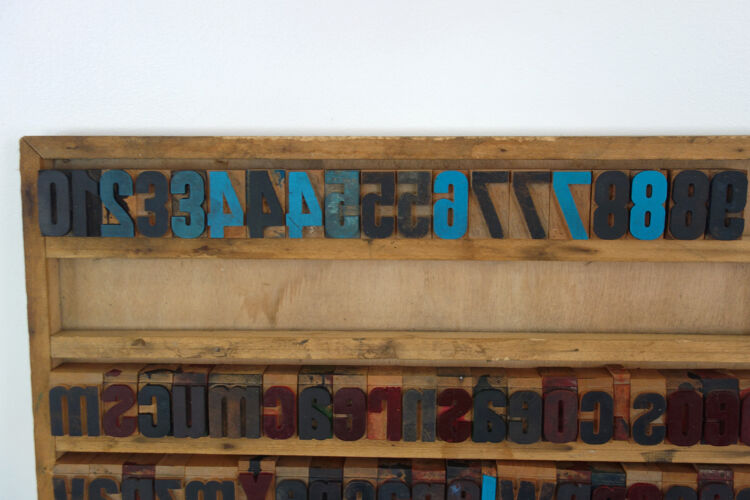 Casier d'impression avec lettres en bois vintage