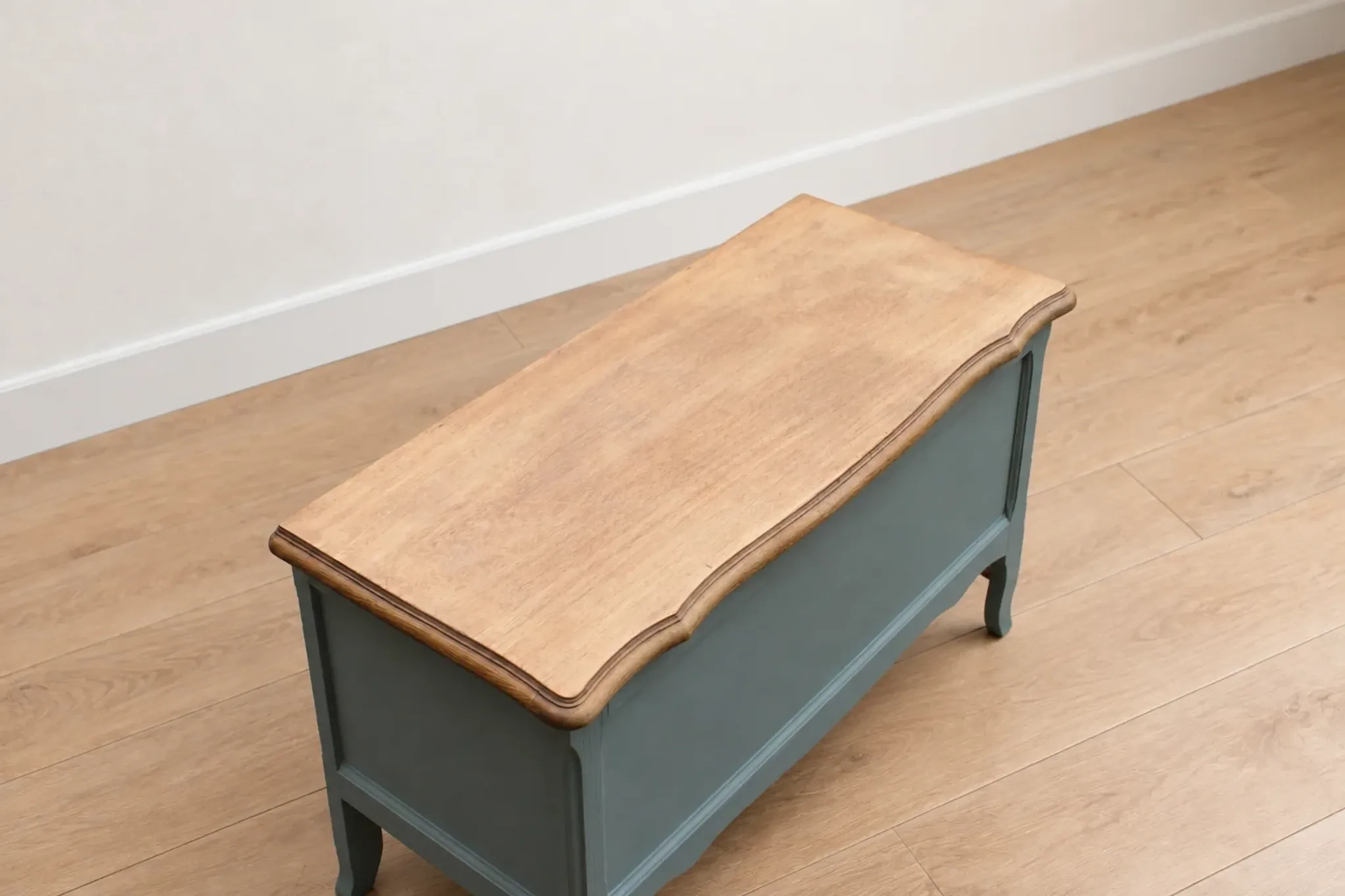 Renovated antique chest in grey-green – natural wood lid – vintage storage 90 cm