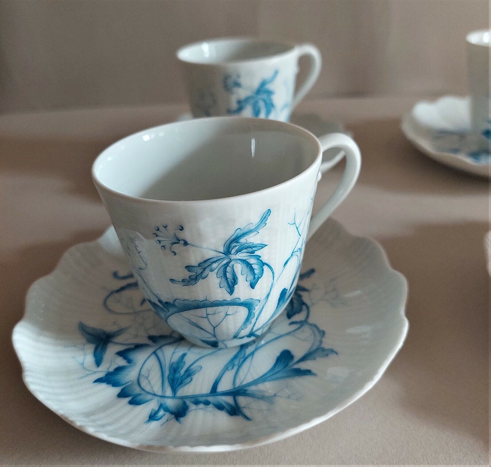 Tasses série de quatre porcelaine de Limoges Giraud