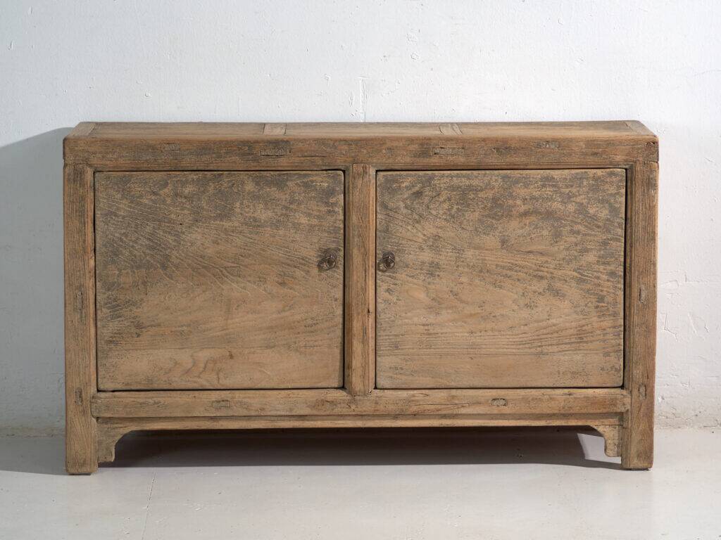 Buffet ancien en orme à deux portes – Chine, vers 1950