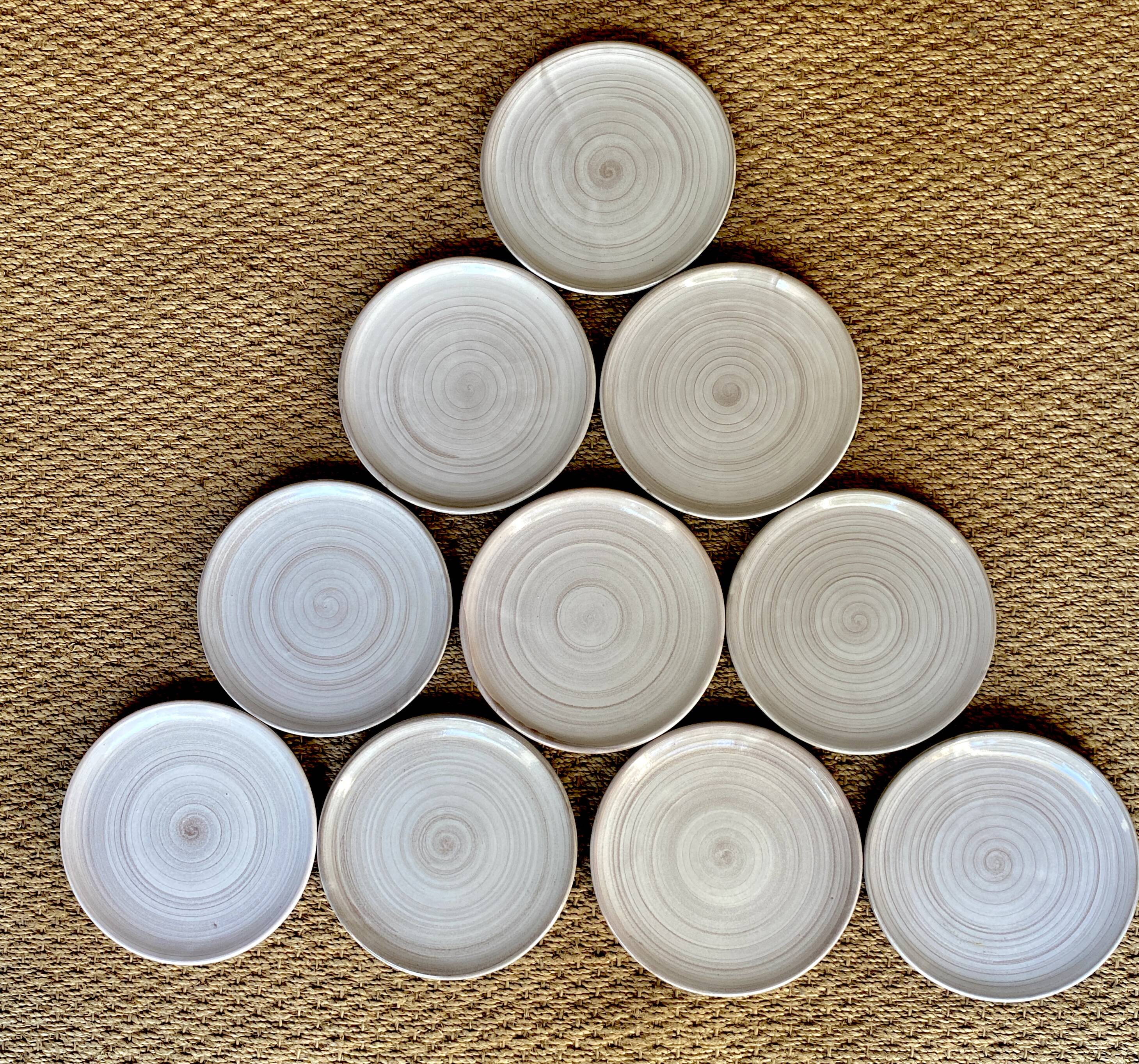 10 enamelled terracotta plates, 22 cm