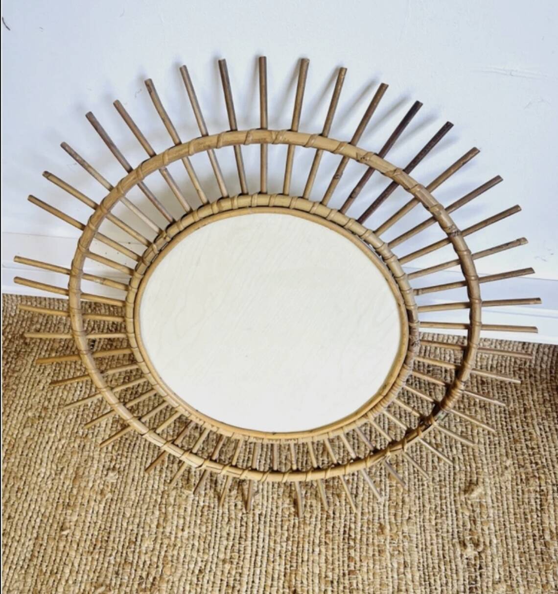 Miroir soleil en rotin tressé, années 60