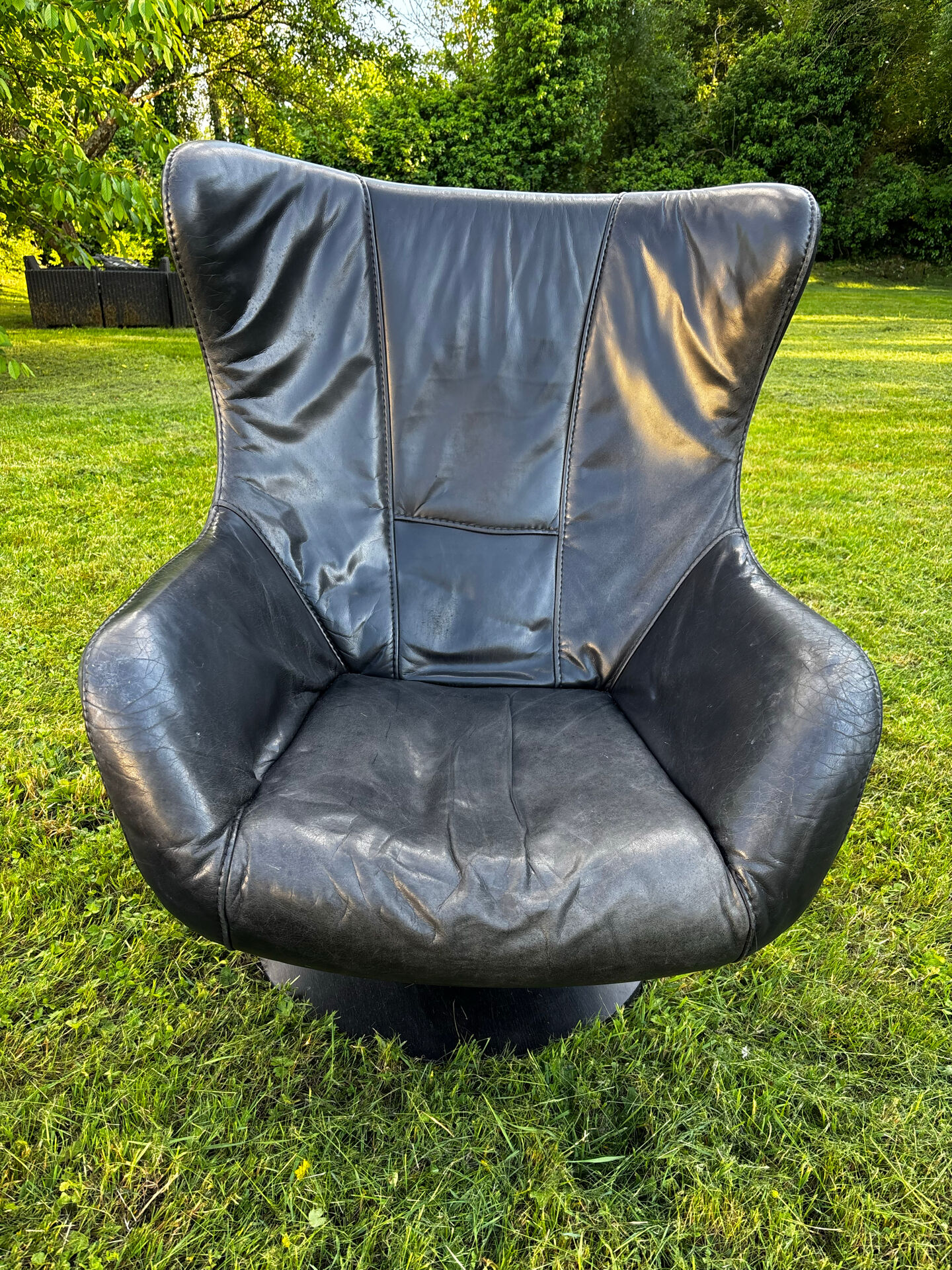 Fauteuil style egg chair et son ottoman