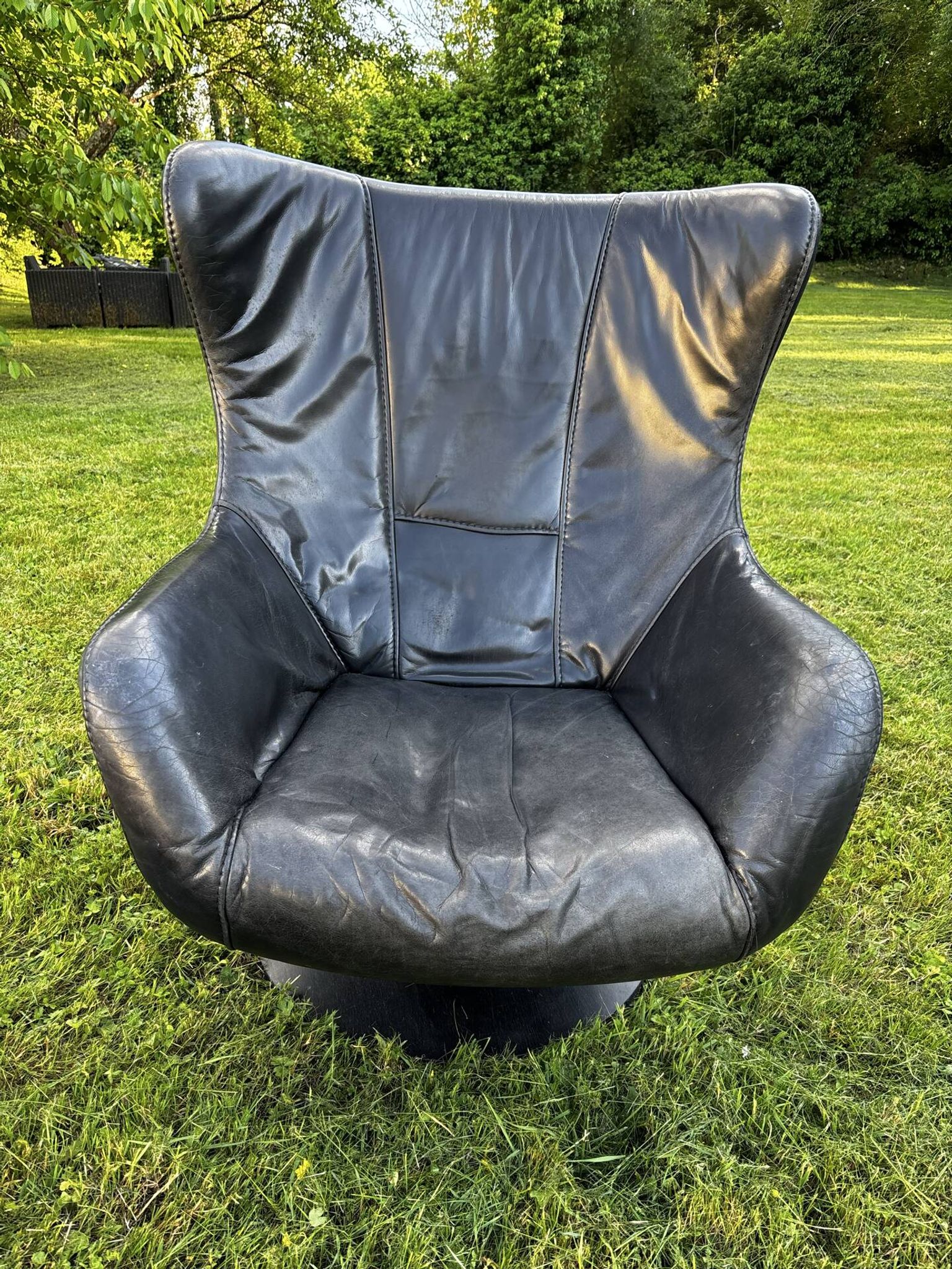 Egg chair style armchair and its ottoman.