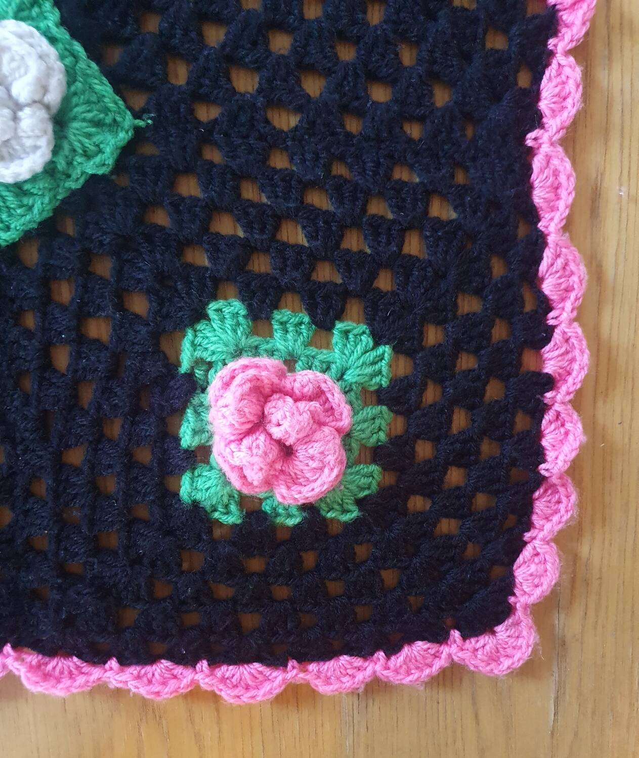 Set of 2 placemats in relief flowers crocheted vintage 70's hands