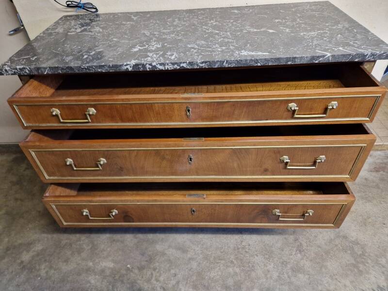 Mahogany commode with mahogany veneer from the Louis XVI period - late 18th century.