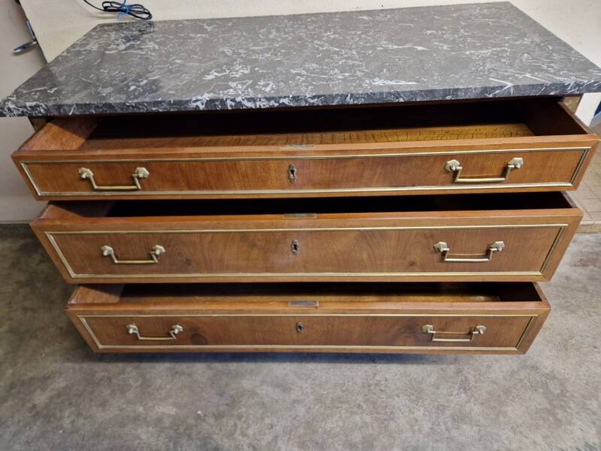 Commode en acajou et placage d'acajou époque Louis XVI, fin du 18ème s.