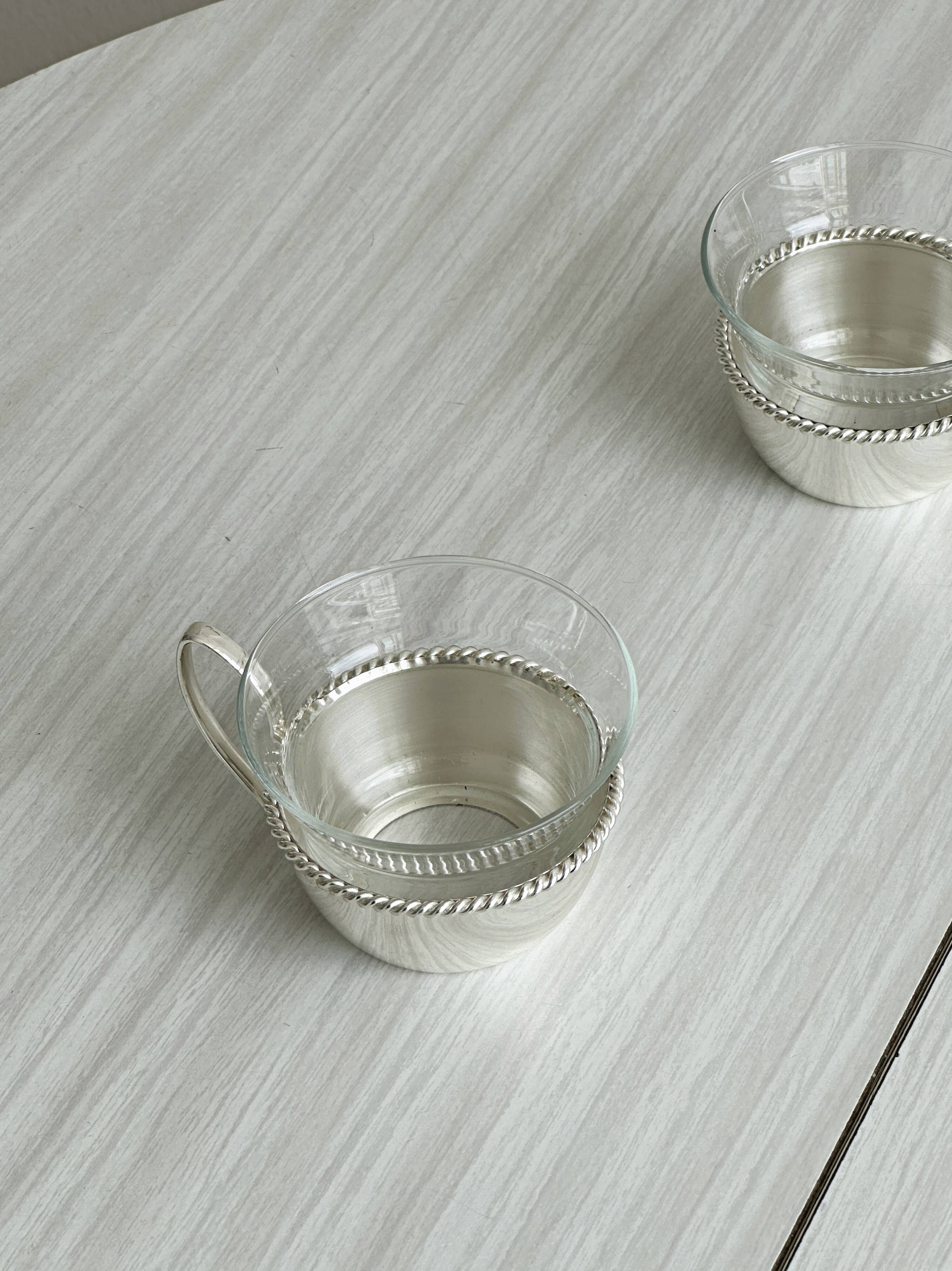 Paire de tasses en métal blanc léger