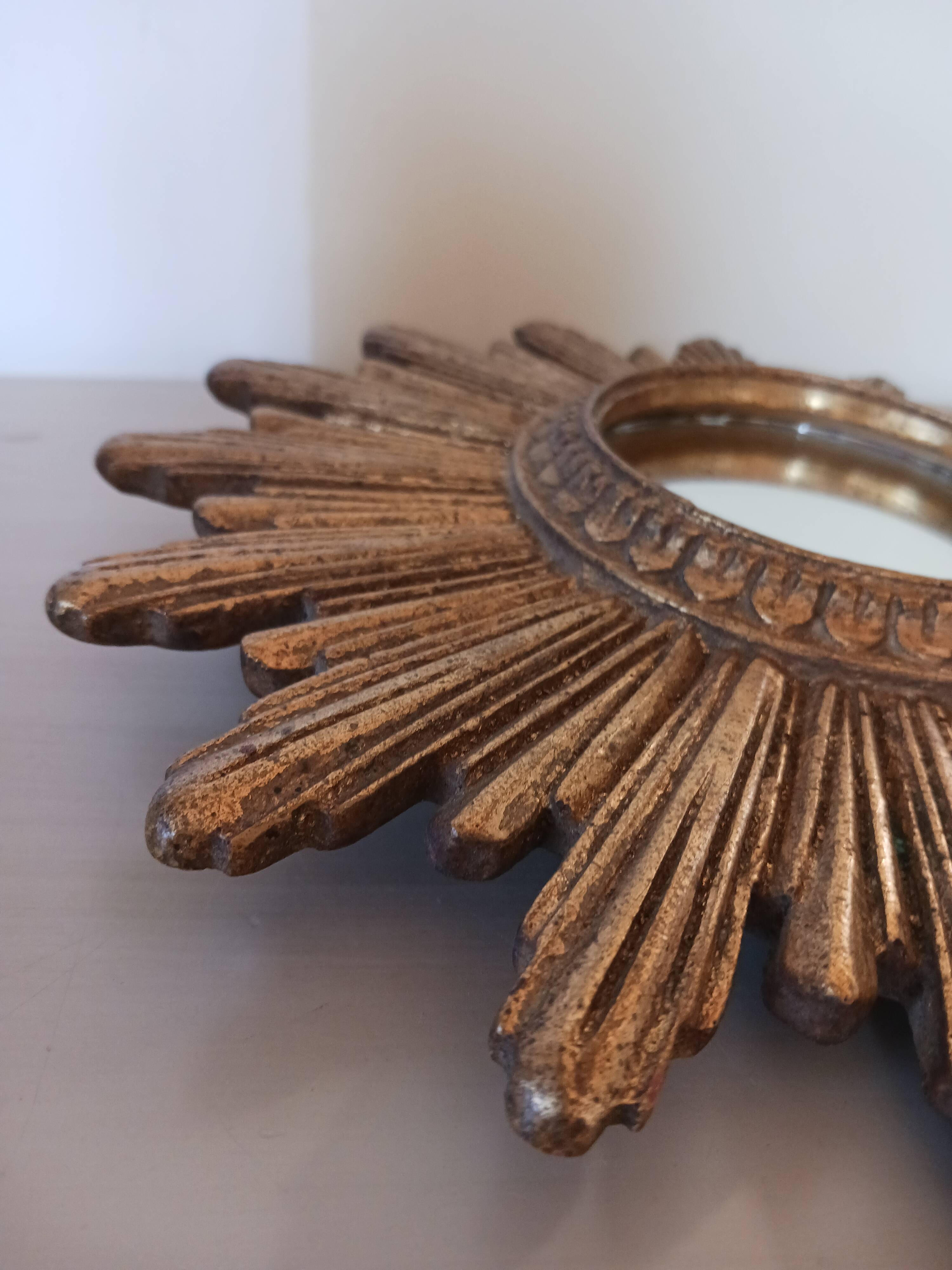 Miroir soleil vintage , en bois doré .
