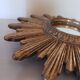 Miroir soleil vintage , en bois doré .