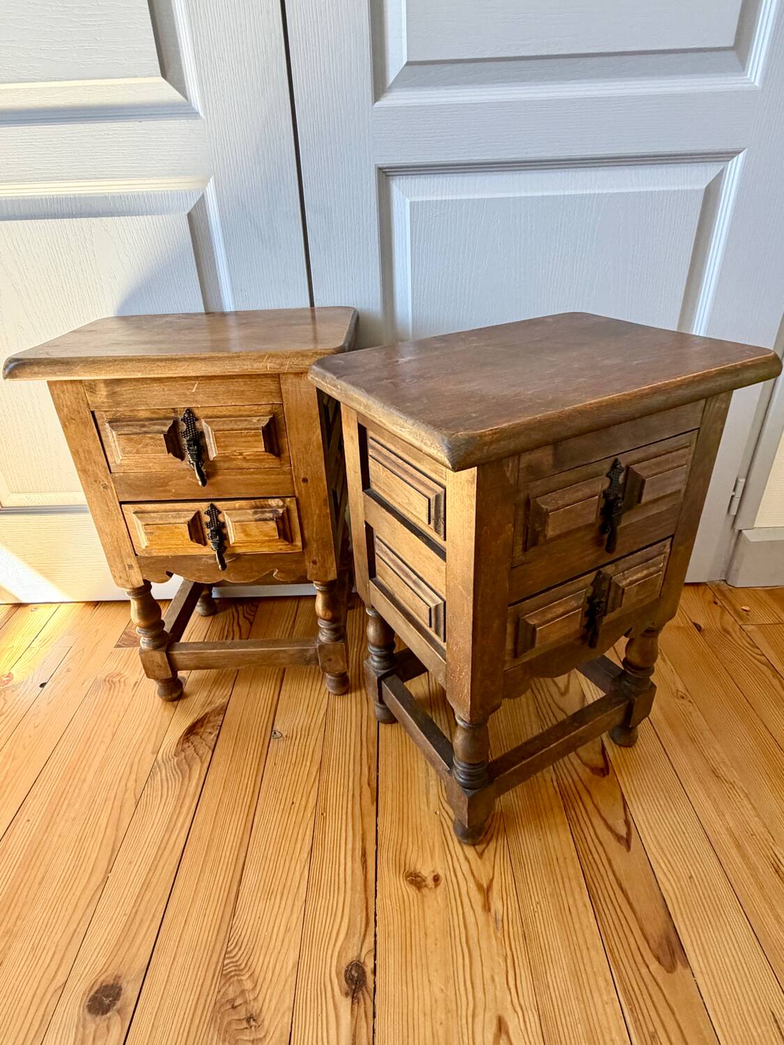 2 tables de chevet à tiroirs, style brutaliste colonial espagnol, 1950