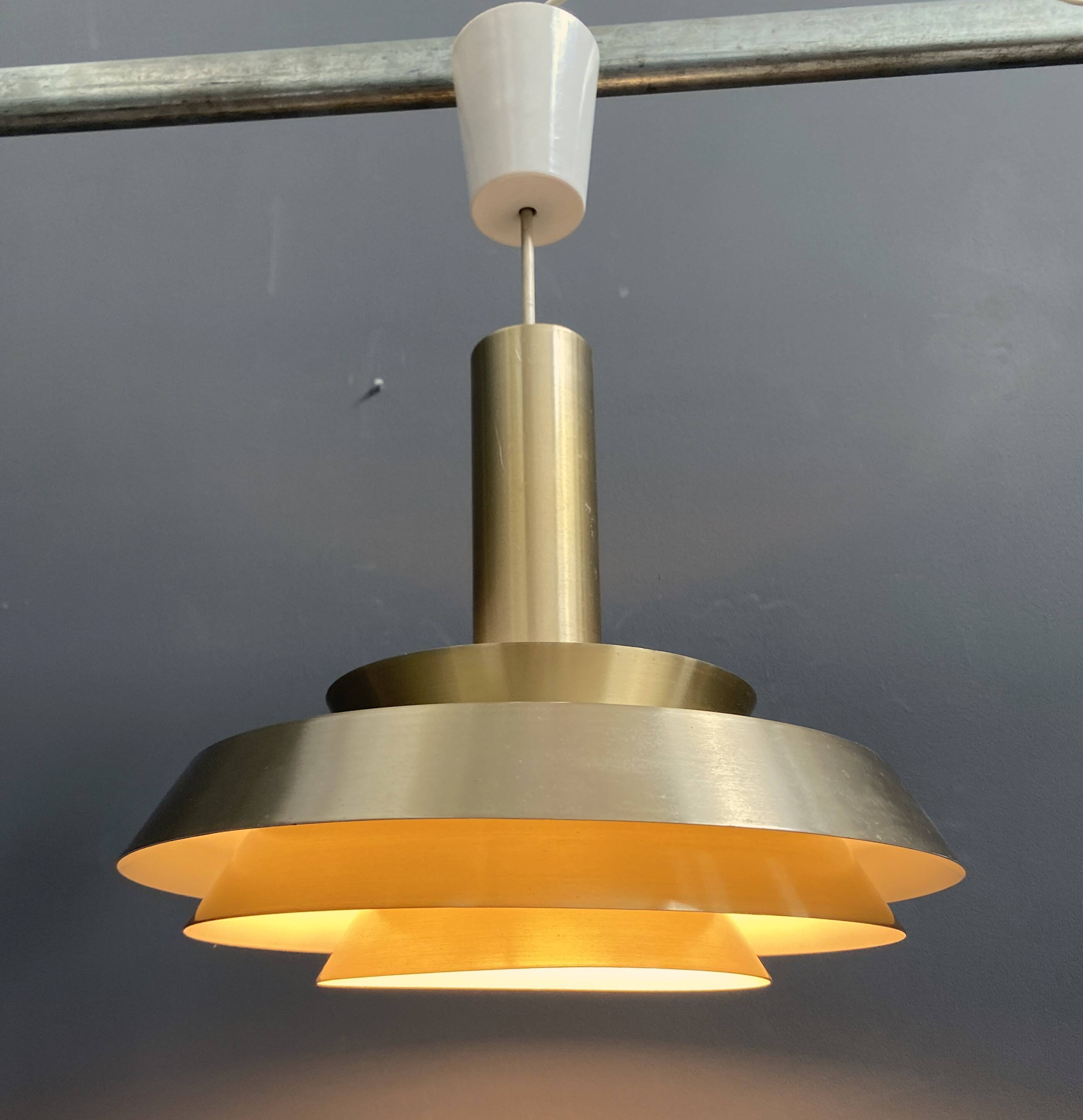 Lampe à suspension en métal VEB couleur laiton et blanc années 1960