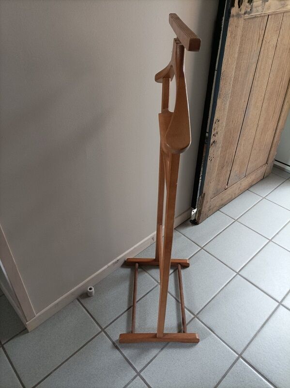 Wearing patinated varnished easel