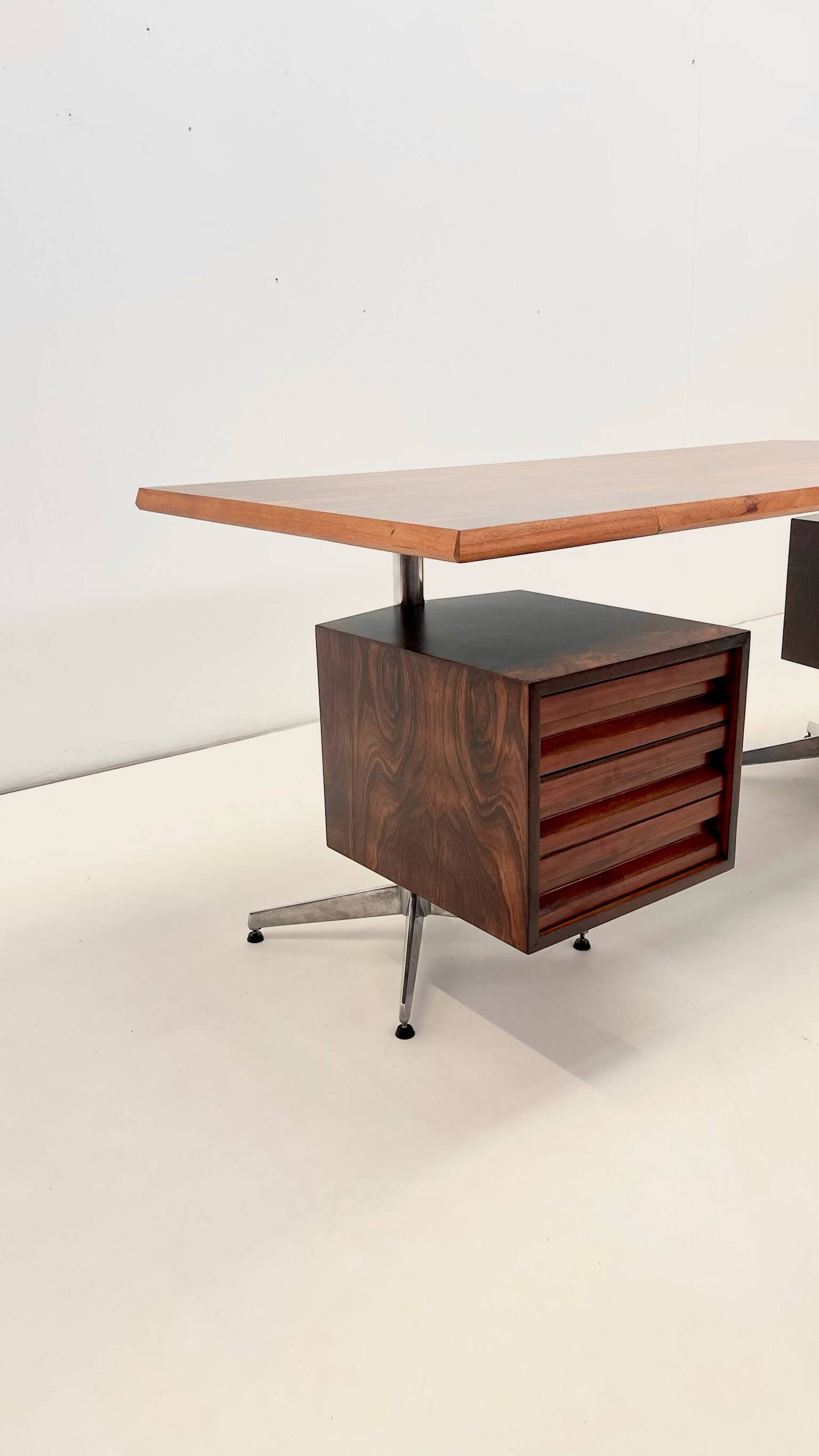 Early commissionned variant of a 'T95' Desk