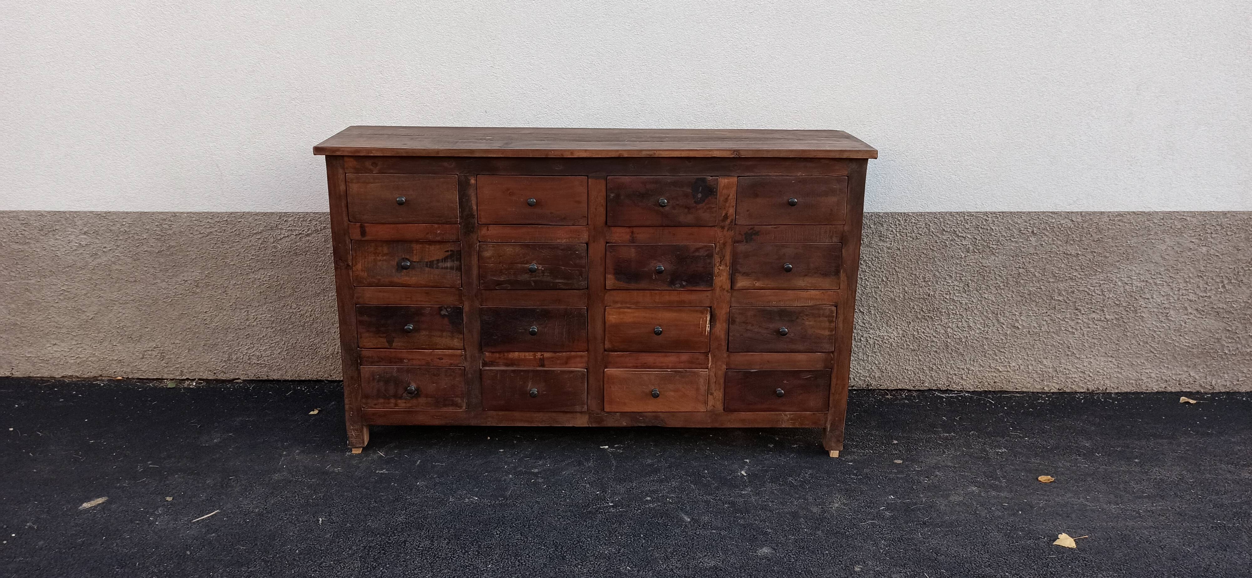 Meuble en bois à tiroirs