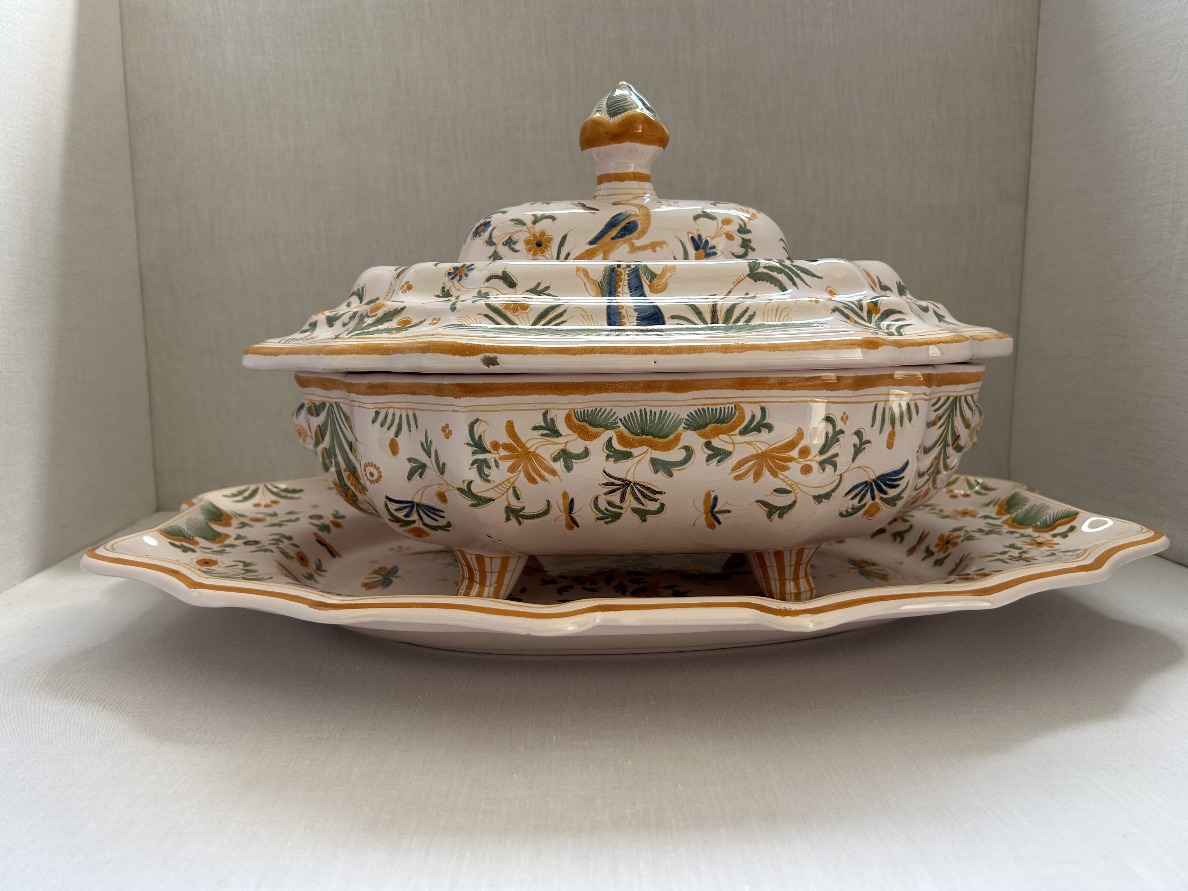 Soup tureen
