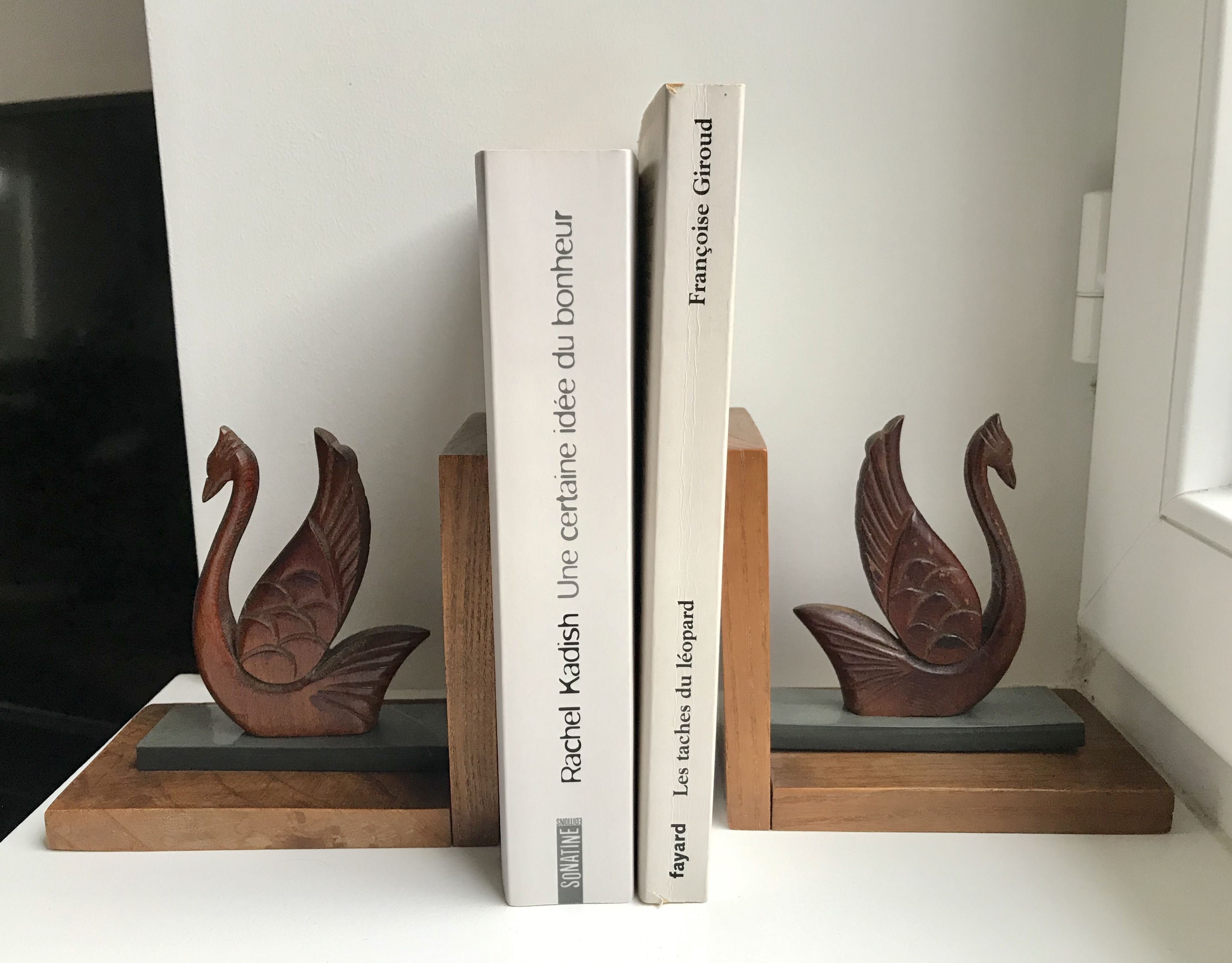 Pair of greenhouse books swans in wood and bakelite 50s