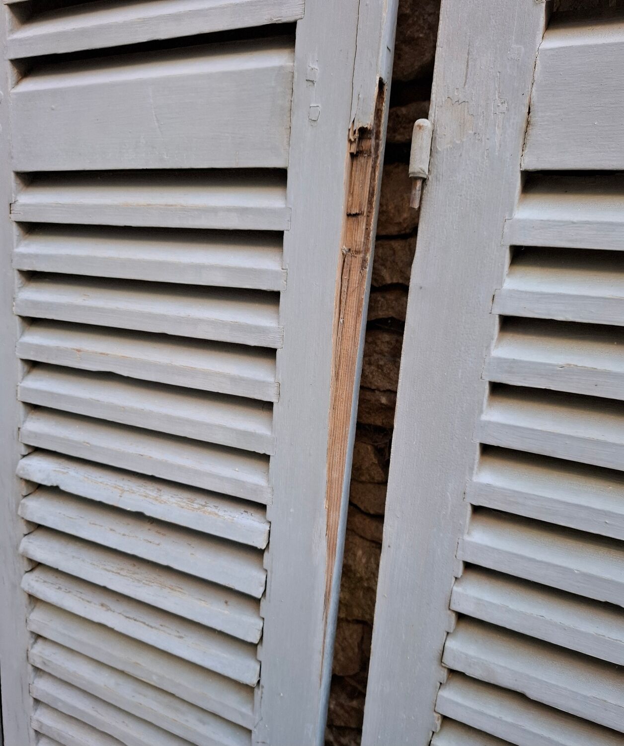 Louvered shutters