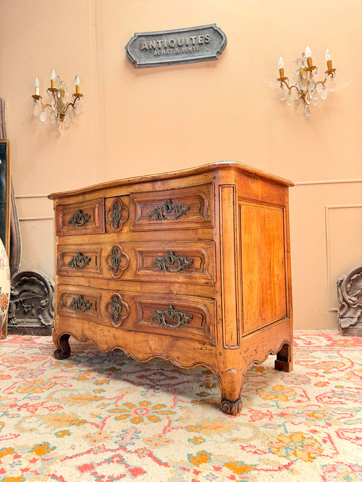 CURVED COMMODE IN WALNUT, PROVINCIAL WORK FROM THE LOUIS XV XVIII PERIOD