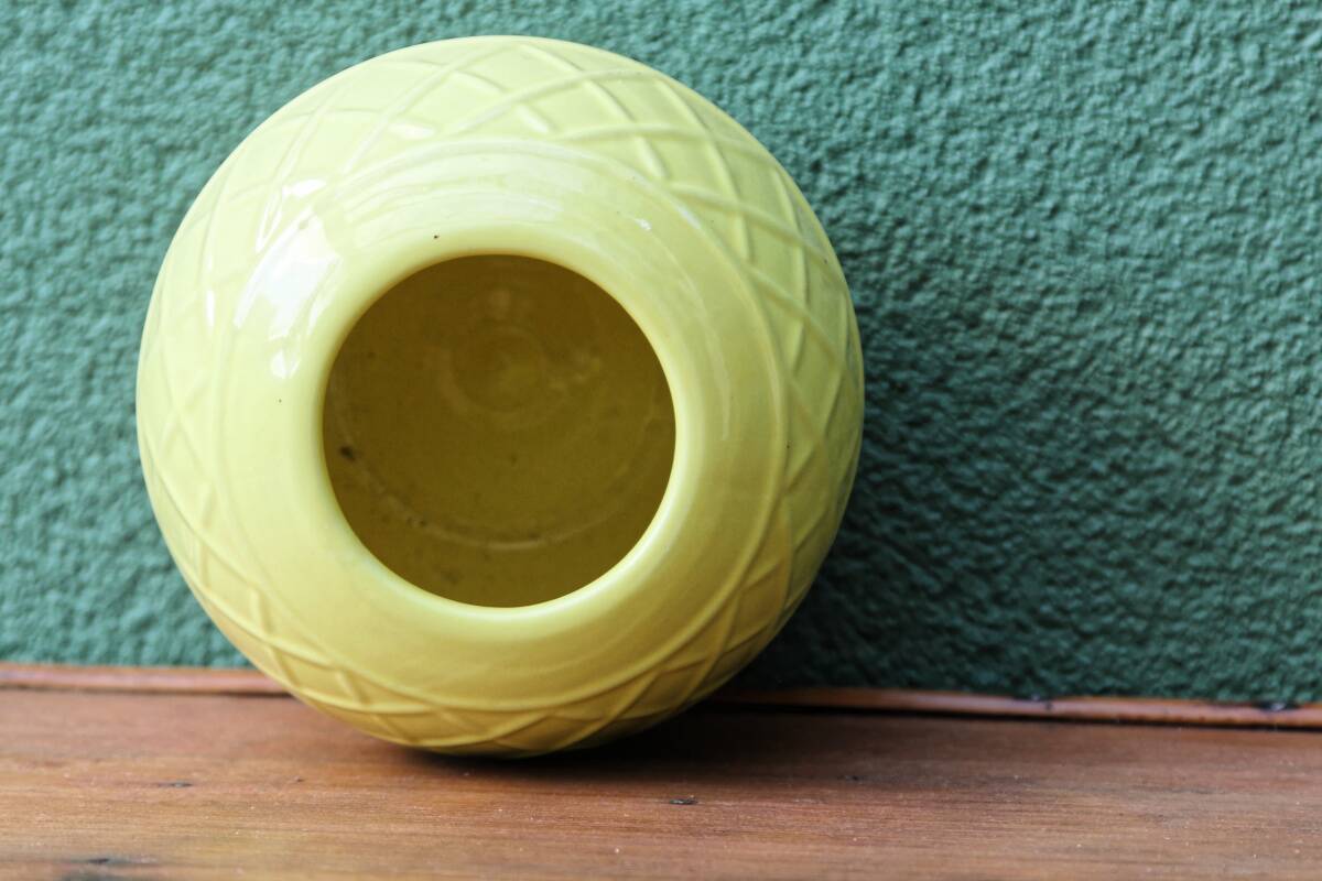 Vase boule jaune, années 50