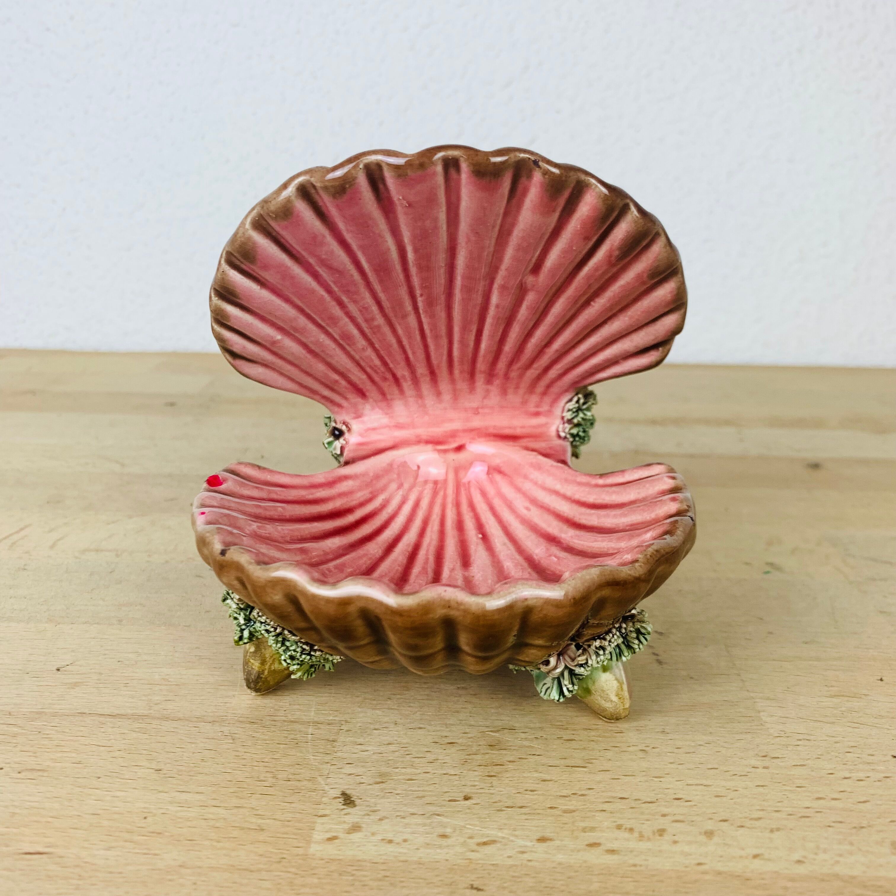 Empty pocket shell slip soap holder