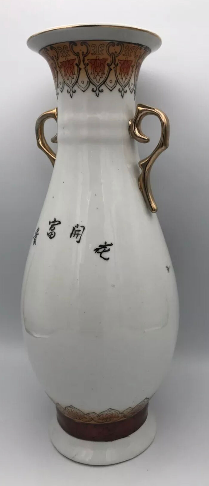 Vase in asian porcelain decorated with birds