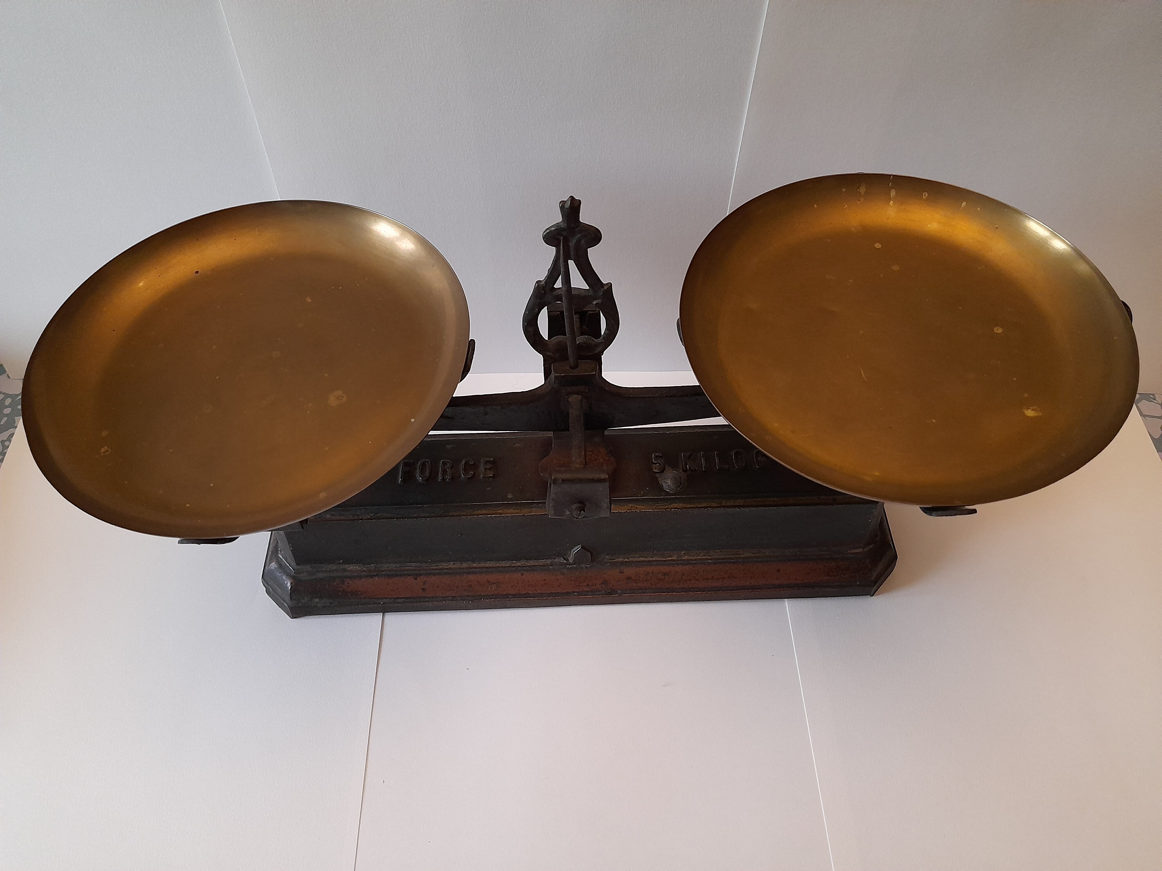 Roberval balance with its complete weight box