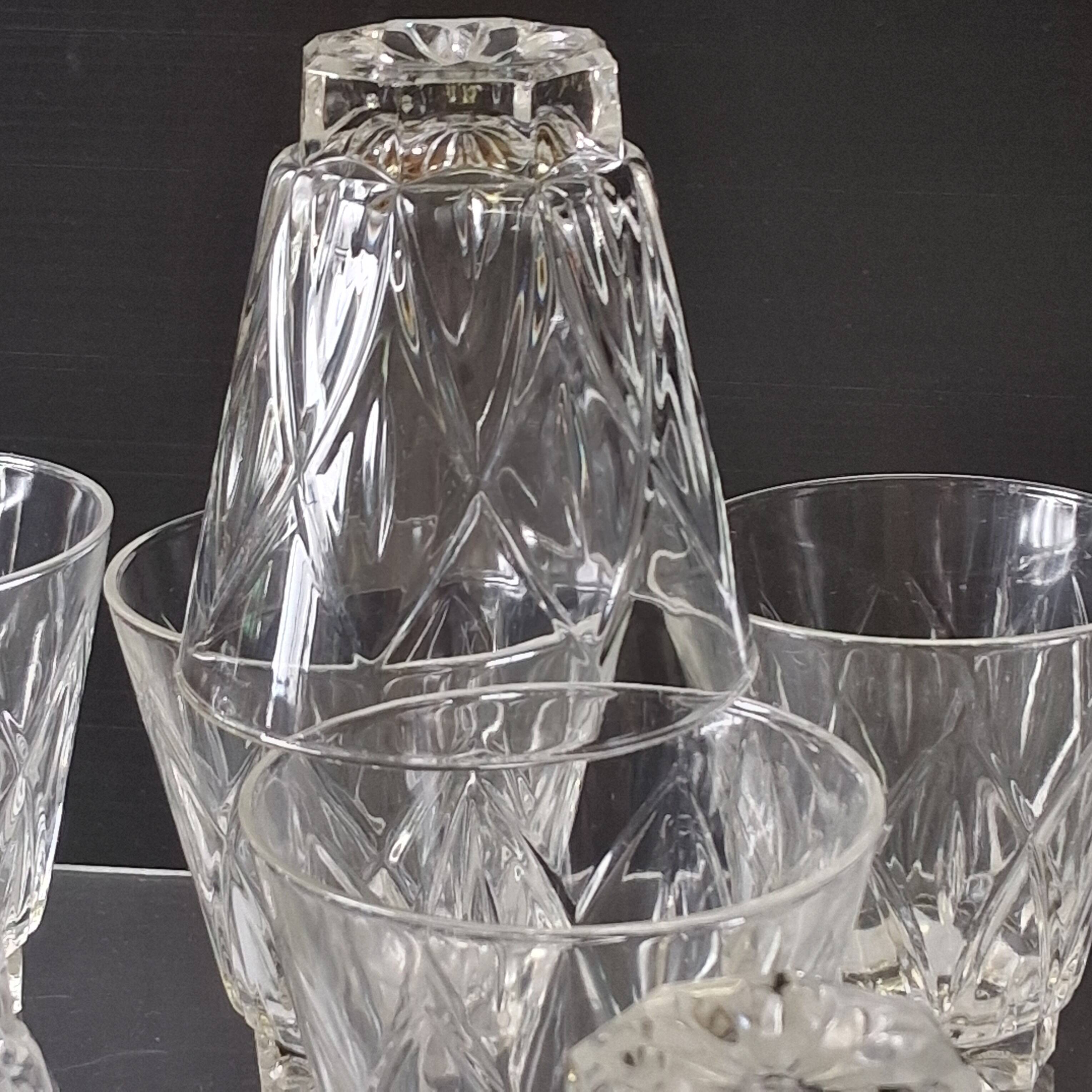 Set of 8 vintage water or digestif glasses in good condition.