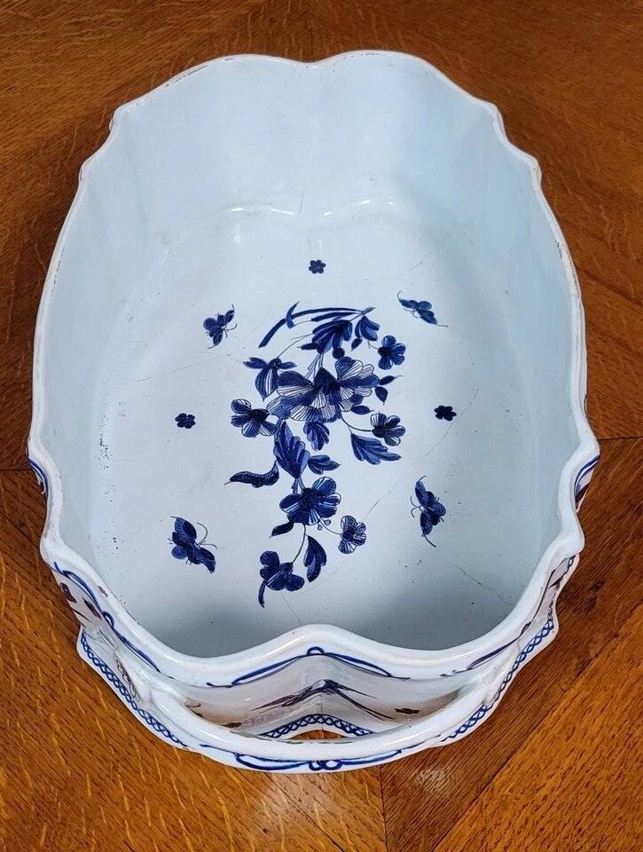 Important ceramic planter with monochrome blue decoration.