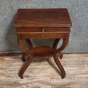 Table écritoire époque Empire, en acajou, reposant sur des pieds galbés