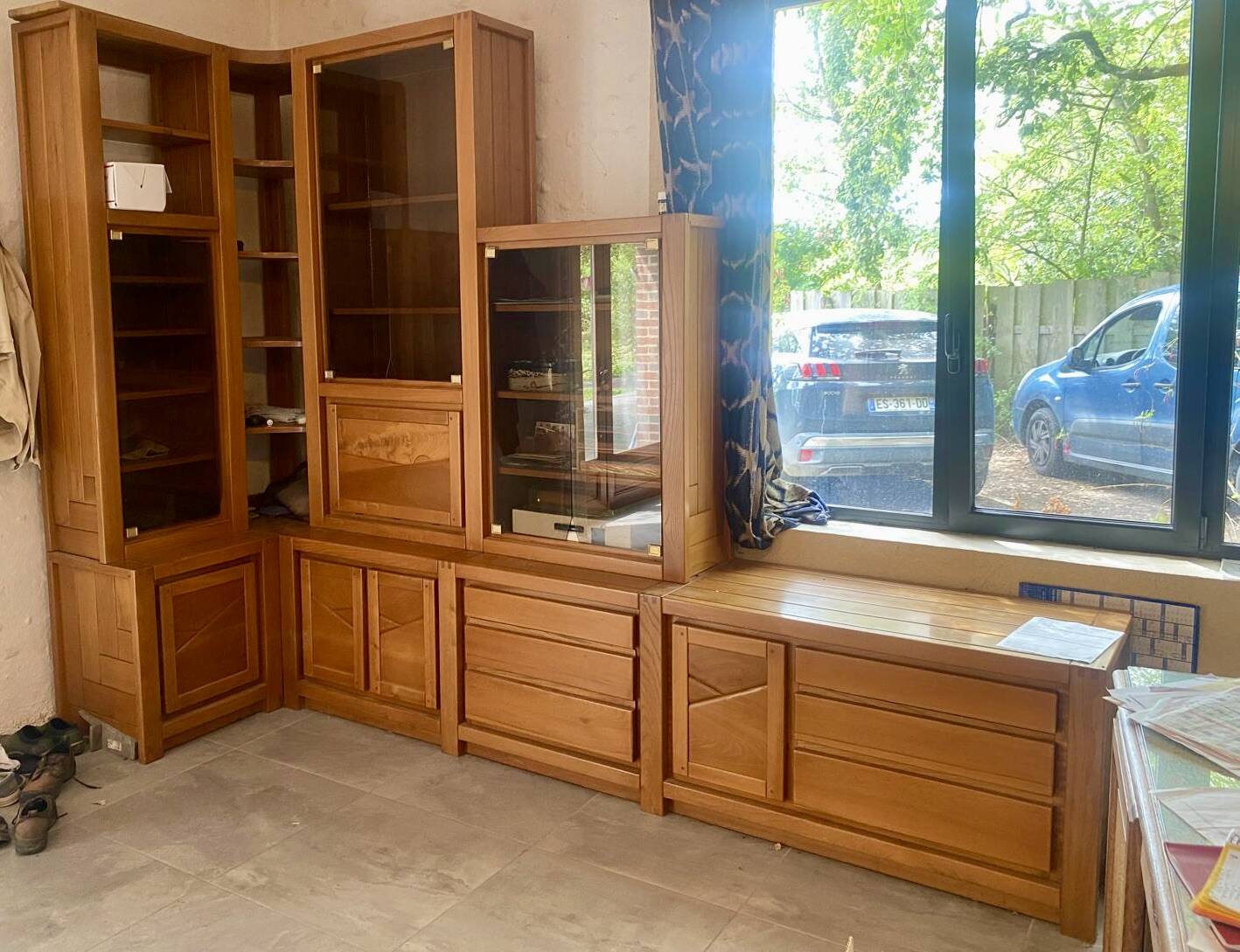 Corner buffet shelf in solid elm desmarchelier