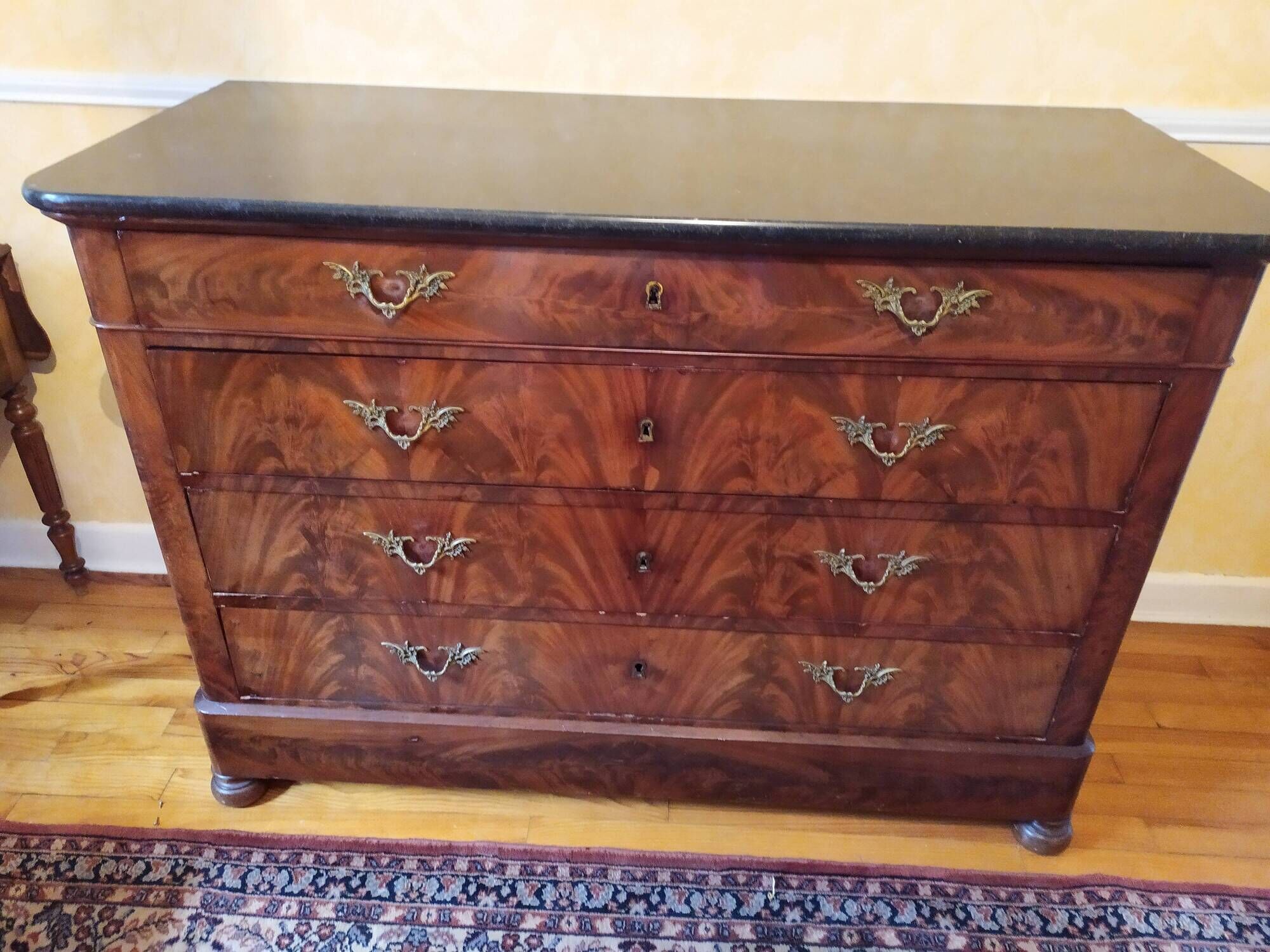 Louis Philippe chest of drawers In walnut veneer with black marble top
