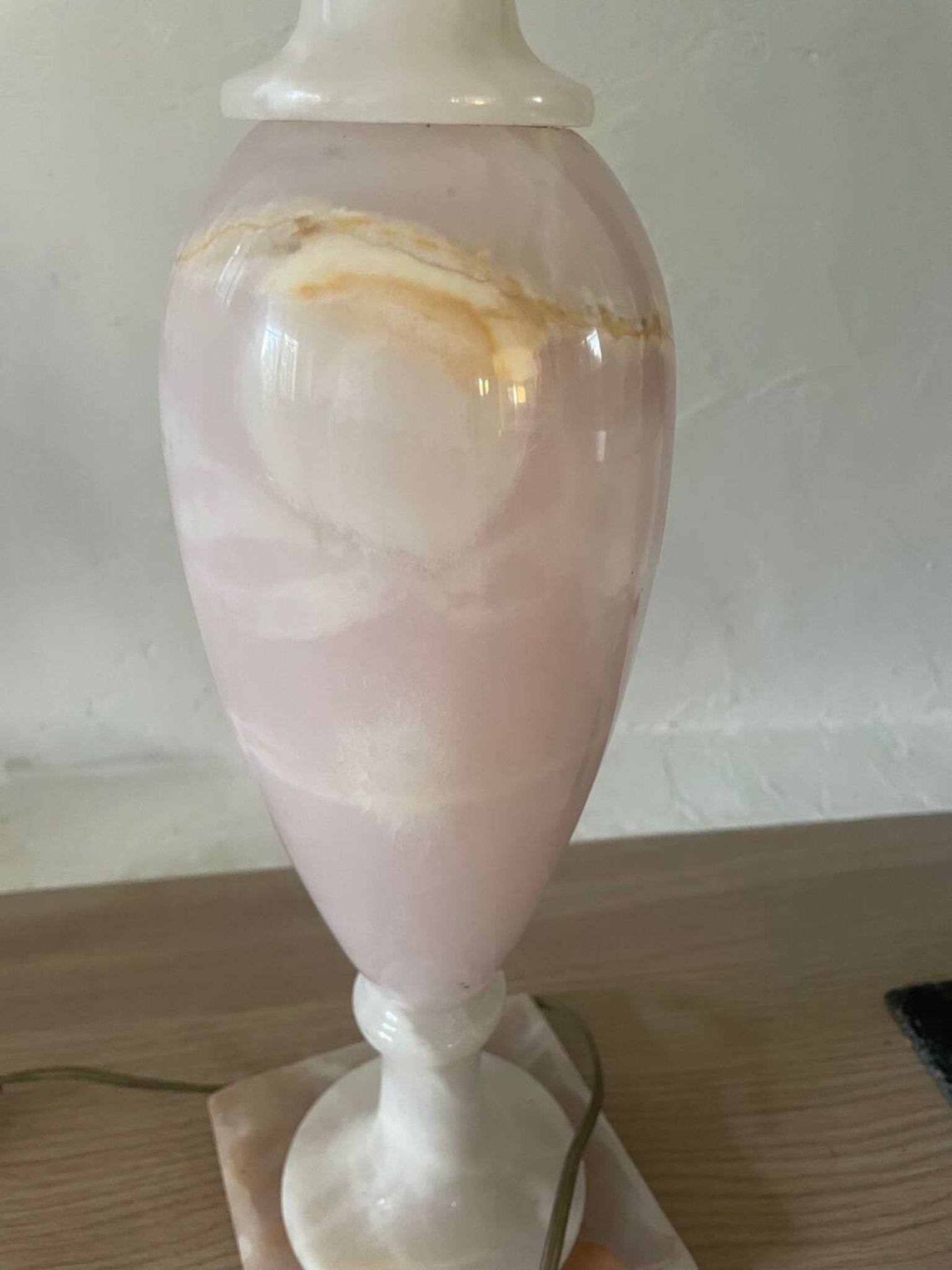 Pied de lampe en onyx rose et blanc