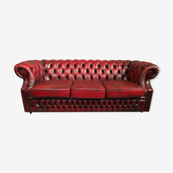 Three-seater curved red leather chesterfield sofa